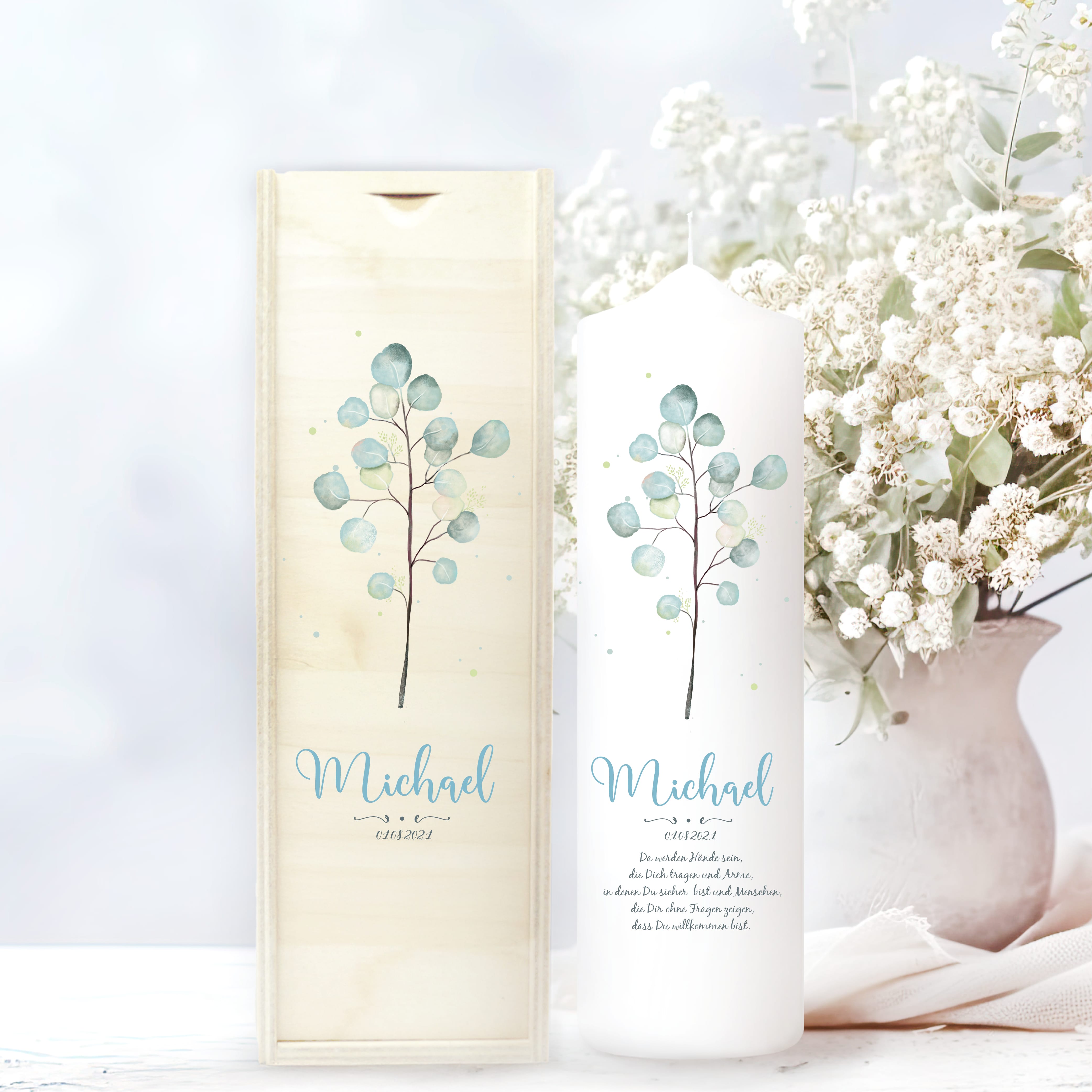 Auf dem Bild ist das Produkt: Taufkerze Junge Mädchen Eukalyptuszweig grün pastell mit Namen, Datum und auf Wunsch eigenem, vorgegebenem oder keinem Taufspruch zum Preis von €5.90 abgebildet.