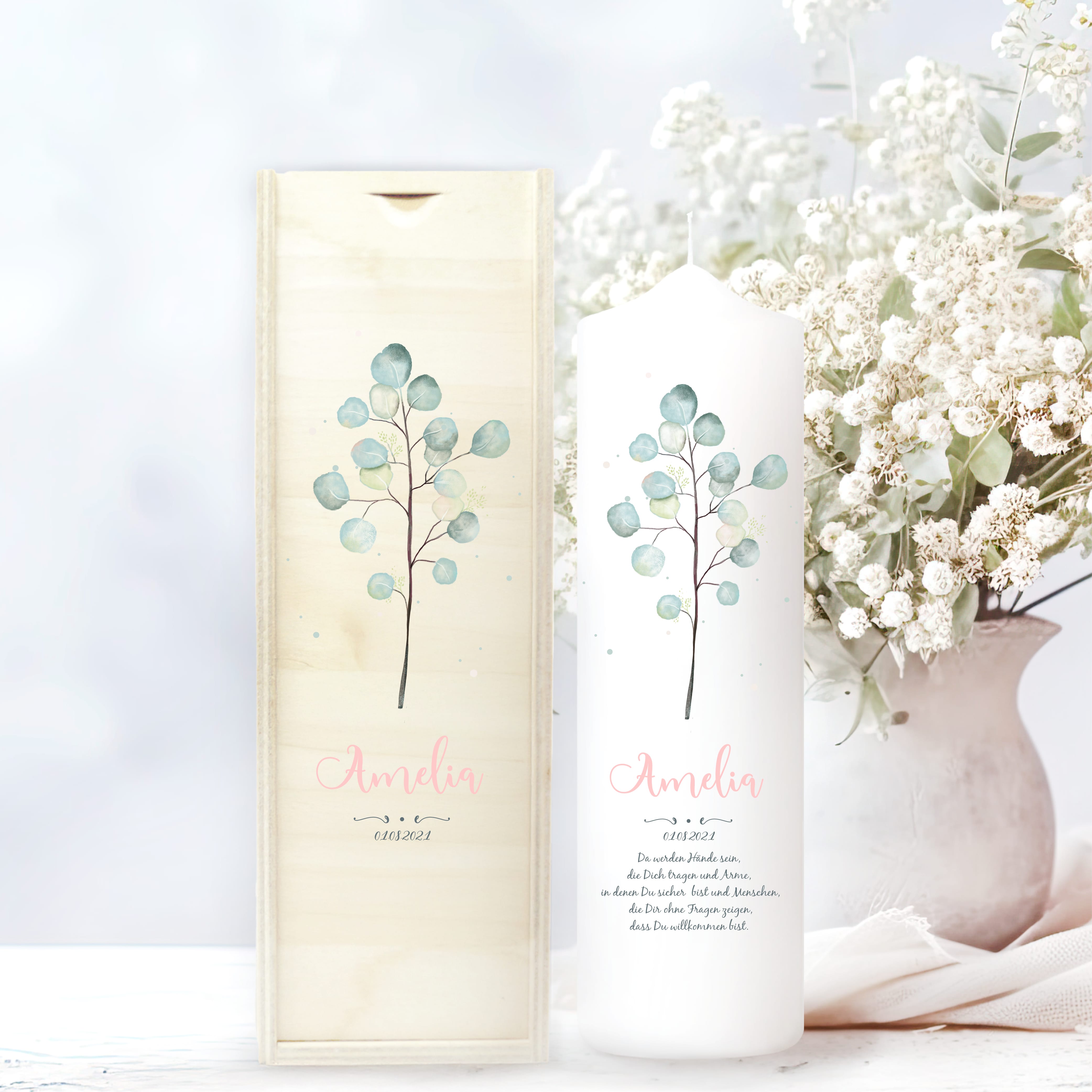 Taufkerze Junge Mädchen Eukalyptuszweig grün pastell mit Namen, Datum und auf Wunsch eigenem, vorgegebenem oder keinem Taufspruch