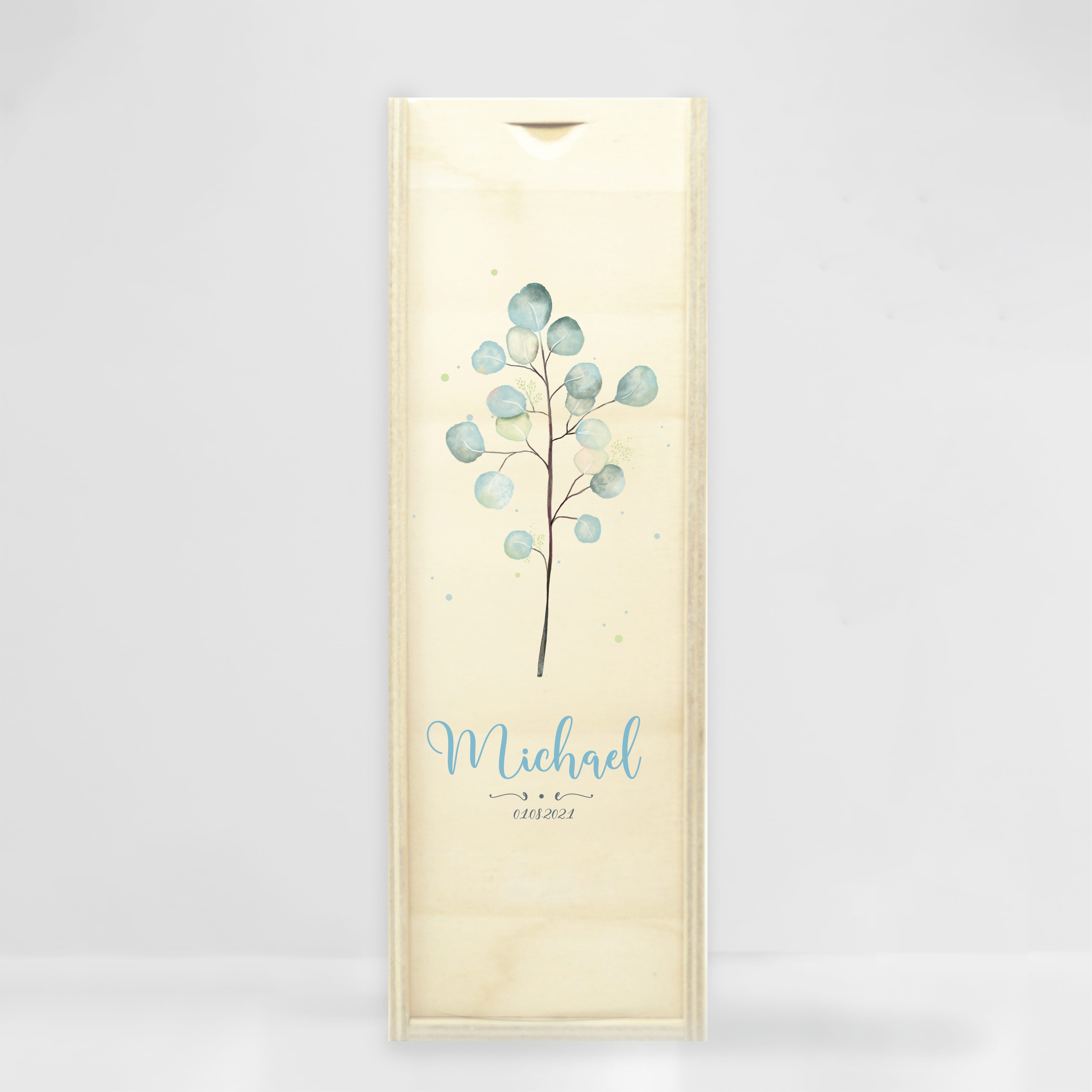 Auf dem Bild ist das Produkt: Taufkerze Junge Mädchen Eukalyptuszweig grün pastell mit Namen, Datum und auf Wunsch eigenem, vorgegebenem oder keinem Taufspruch zum Preis von €5.90 abgebildet.