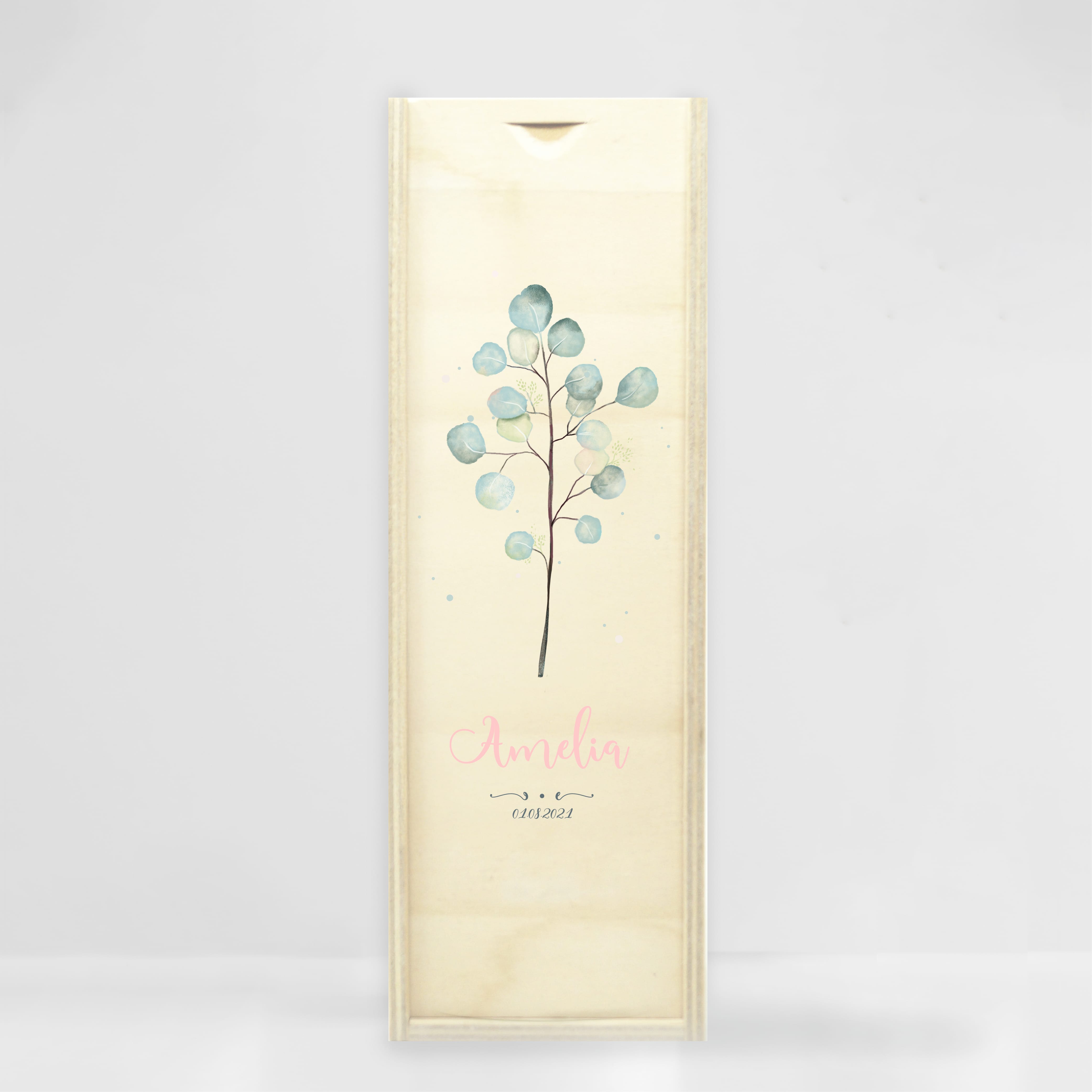 Auf dem Bild ist das Produkt: Taufkerze Junge Mädchen Eukalyptuszweig grün pastell mit Namen, Datum und auf Wunsch eigenem, vorgegebenem oder keinem Taufspruch zum Preis von €5.90 abgebildet.