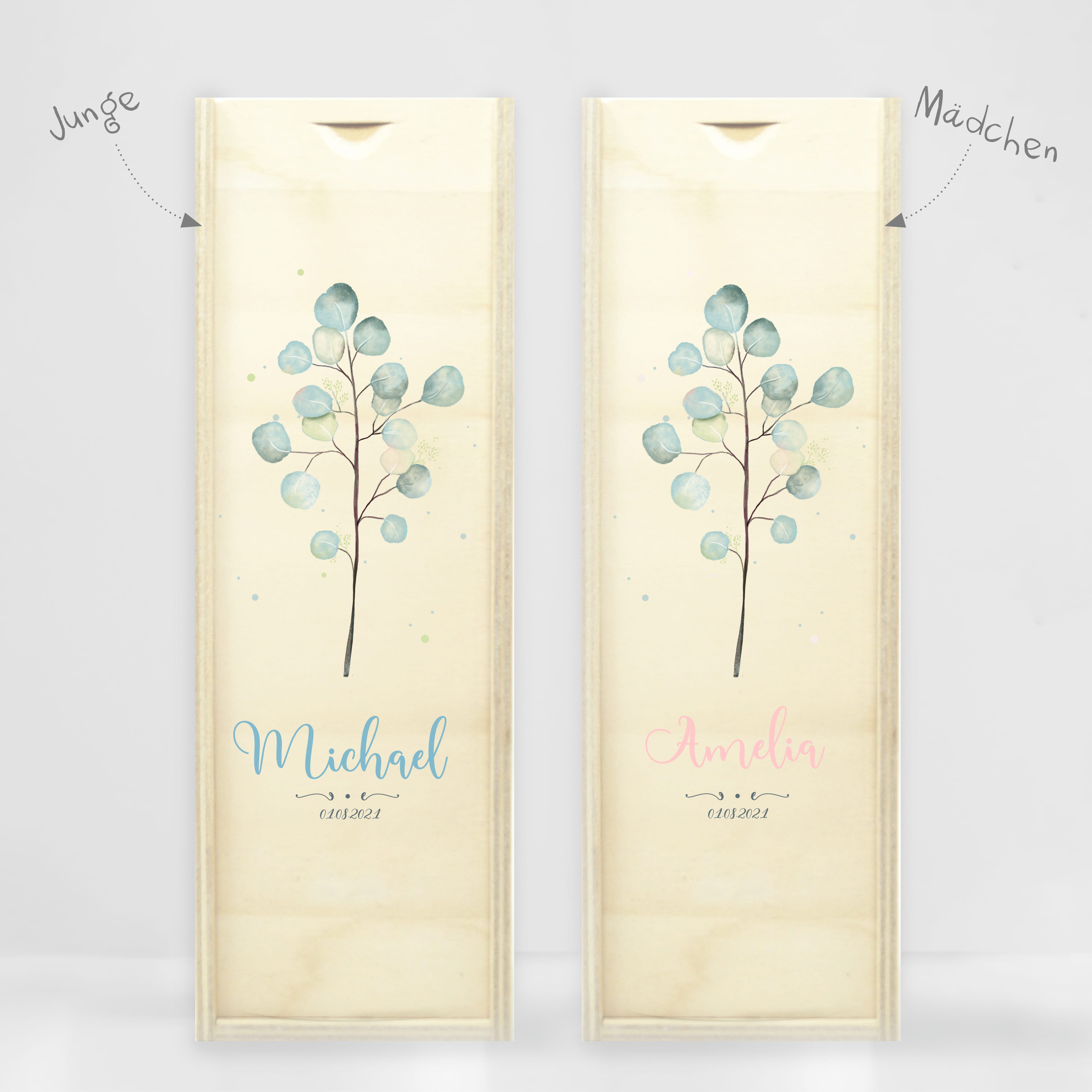 Auf dem Bild ist das Produkt: Taufkerze Junge Mädchen Eukalyptuszweig grün pastell mit Namen, Datum und auf Wunsch eigenem, vorgegebenem oder keinem Taufspruch zum Preis von €5.90 abgebildet.