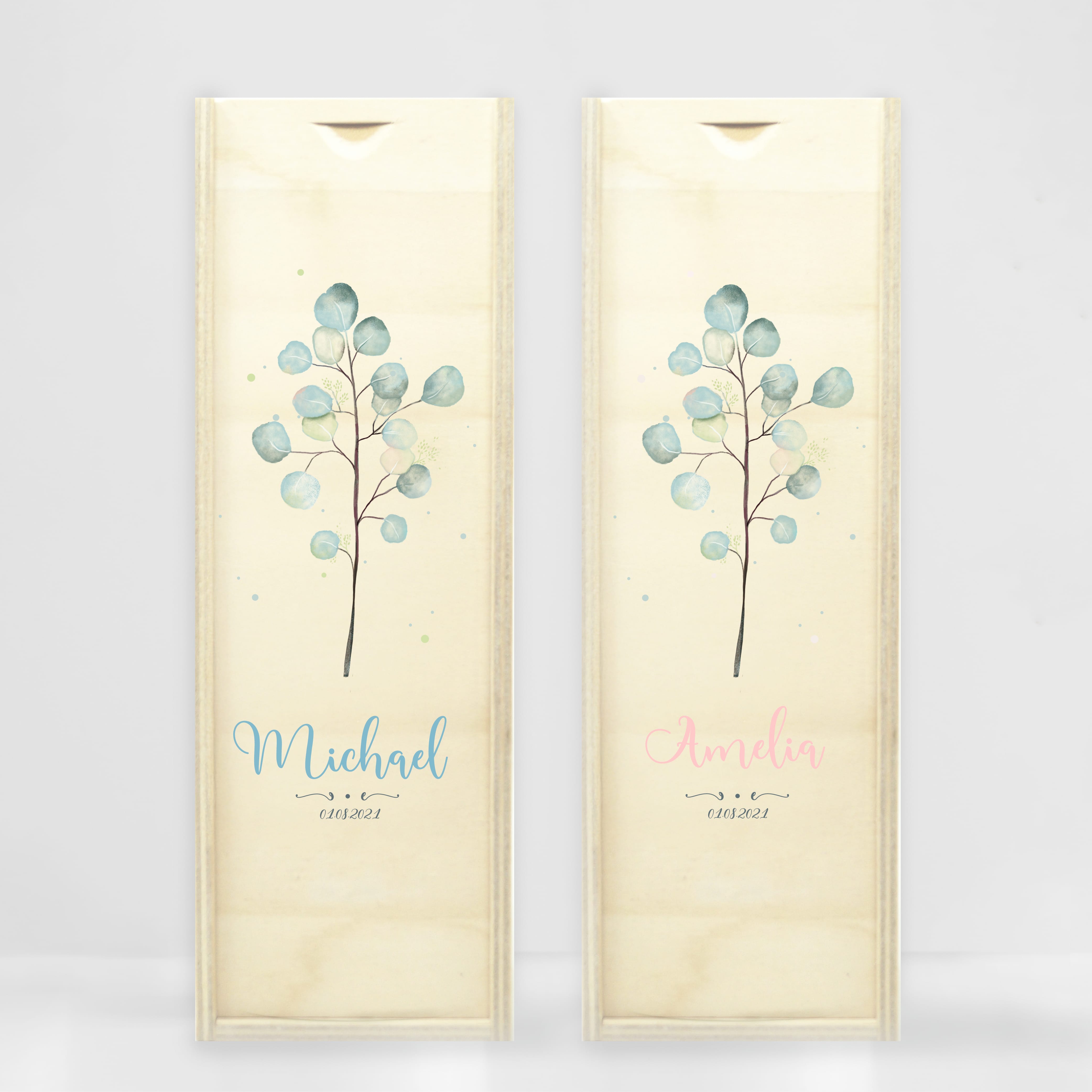 Auf dem Bild ist das Produkt: Taufkerze Junge Mädchen Eukalyptuszweig grün pastell mit Namen, Datum und auf Wunsch eigenem, vorgegebenem oder keinem Taufspruch zum Preis von €5.90 abgebildet.