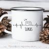 Auf dem Bild ist das Produkt: Campingbecher Emaille Becher Herzschlag Herzfrequenz Camper Wohnwagen Wunschname zum Preis von €18.9 abgebildet.