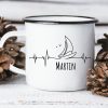 Campingbecher Emaille Becher Herzschlag Herzfrequenz mit Segler Segelboot maritim, personalisiert Wunschname Auf dem Bild ist das Produkt: Campingbecher Emaille Becher Herzschlag Herzfrequenz mit Segler Segelboot maritim, personalisiert Wunschname zum Preis von €18.9 abgebildet.