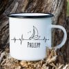 Campingbecher Emaille Becher Herzschlag Herzfrequenz mit Segler Segelboot maritim, personalisiert Wunschname Auf dem Bild ist das Produkt: Campingbecher Emaille Becher Herzschlag Herzfrequenz mit Segler Segelboot maritim, personalisiert Wunschname zum Preis von €18.9 abgebildet.