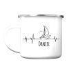 Campingbecher Emaille Becher Herzschlag Herzfrequenz mit Segler Segelboot maritim, personalisiert Wunschname Auf dem Bild ist das Produkt: Campingbecher Emaille Becher Herzschlag Herzfrequenz mit Segler Segelboot maritim, personalisiert Wunschname zum Preis von €18.9 abgebildet.