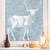 Auf dem Bild ist das Produkt: Wiederverwendbares Fensterbild weißer Hirsch Fensterdekoration Weihnachten Winter Fensterdeko zum Preis von €17.90 abgebildet.
