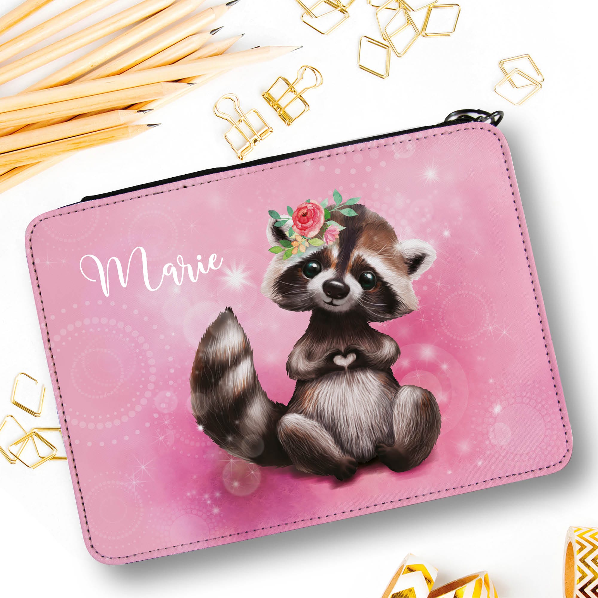 Auf dem Bild ist das Produkt: Gefüllte Federtasche Federmäppchen Waschbär personalisiert Wunschname Mädchen Schule Einschulungsgeschenk zum Preis von €29.9 abgebildet.