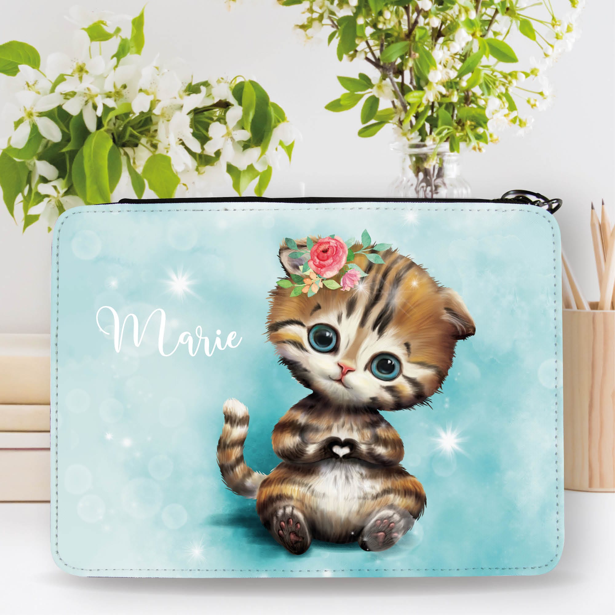 Auf dem Bild ist das Produkt: Gefüllte Federtasche Katze Federmäppchen personalisiert Wunschname Mädchen Einschulungsgeschenk zum Preis von €29.9 abgebildet.