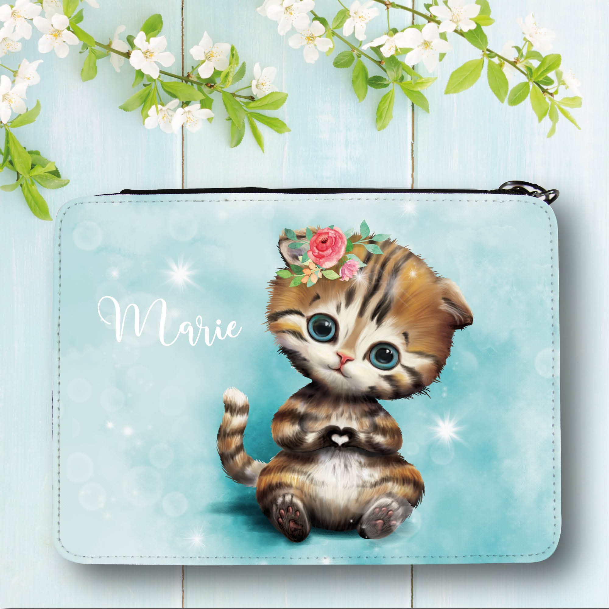 Auf dem Bild ist das Produkt: Gefüllte Federtasche Katze Federmäppchen personalisiert Wunschname Mädchen Einschulungsgeschenk zum Preis von €29.9 abgebildet.