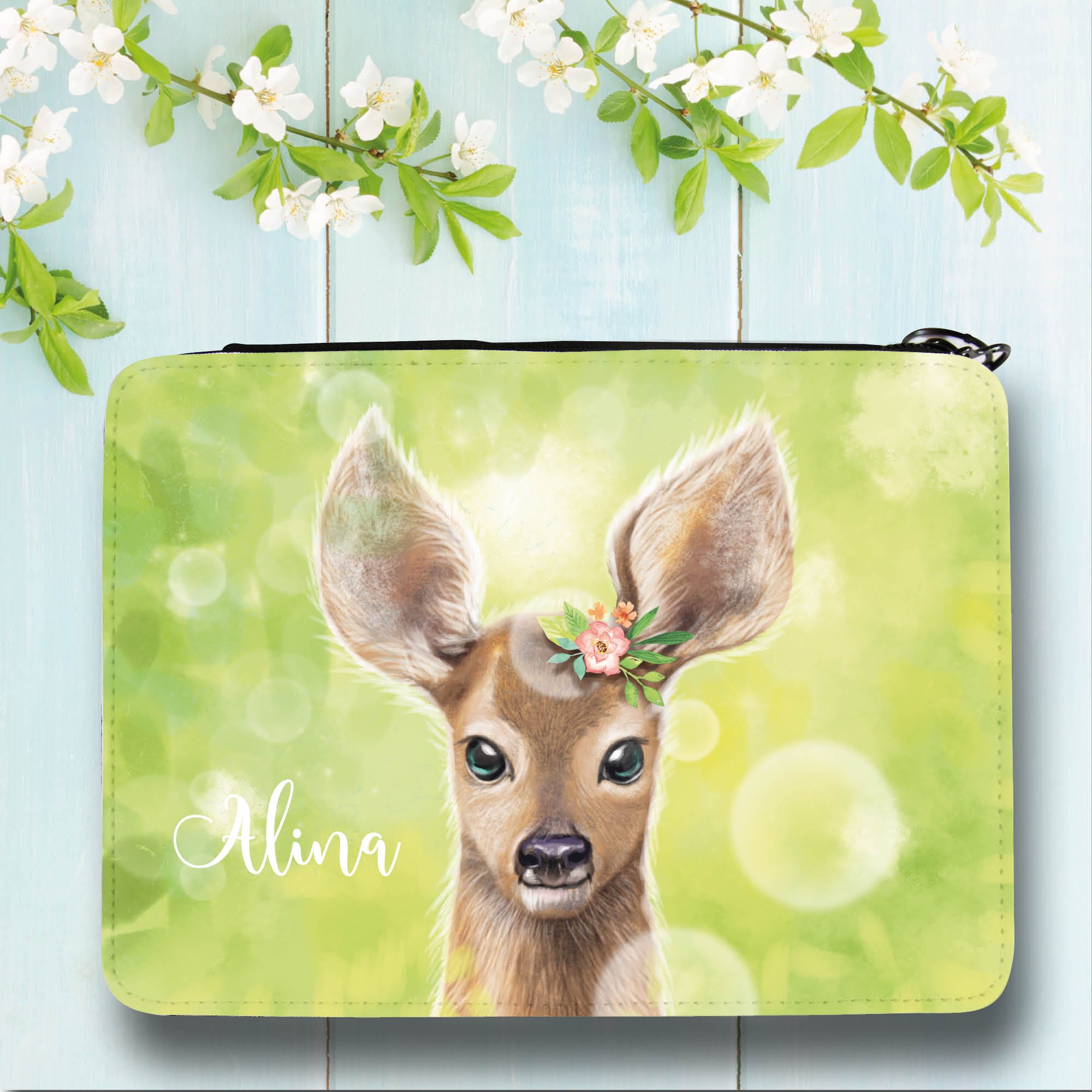 Auf dem Bild ist das Produkt: Gefüllte Federtasche Reh personalisiert mit Wunschnamen Einschulungsgeschenk zum Preis von €29.9 abgebildet.