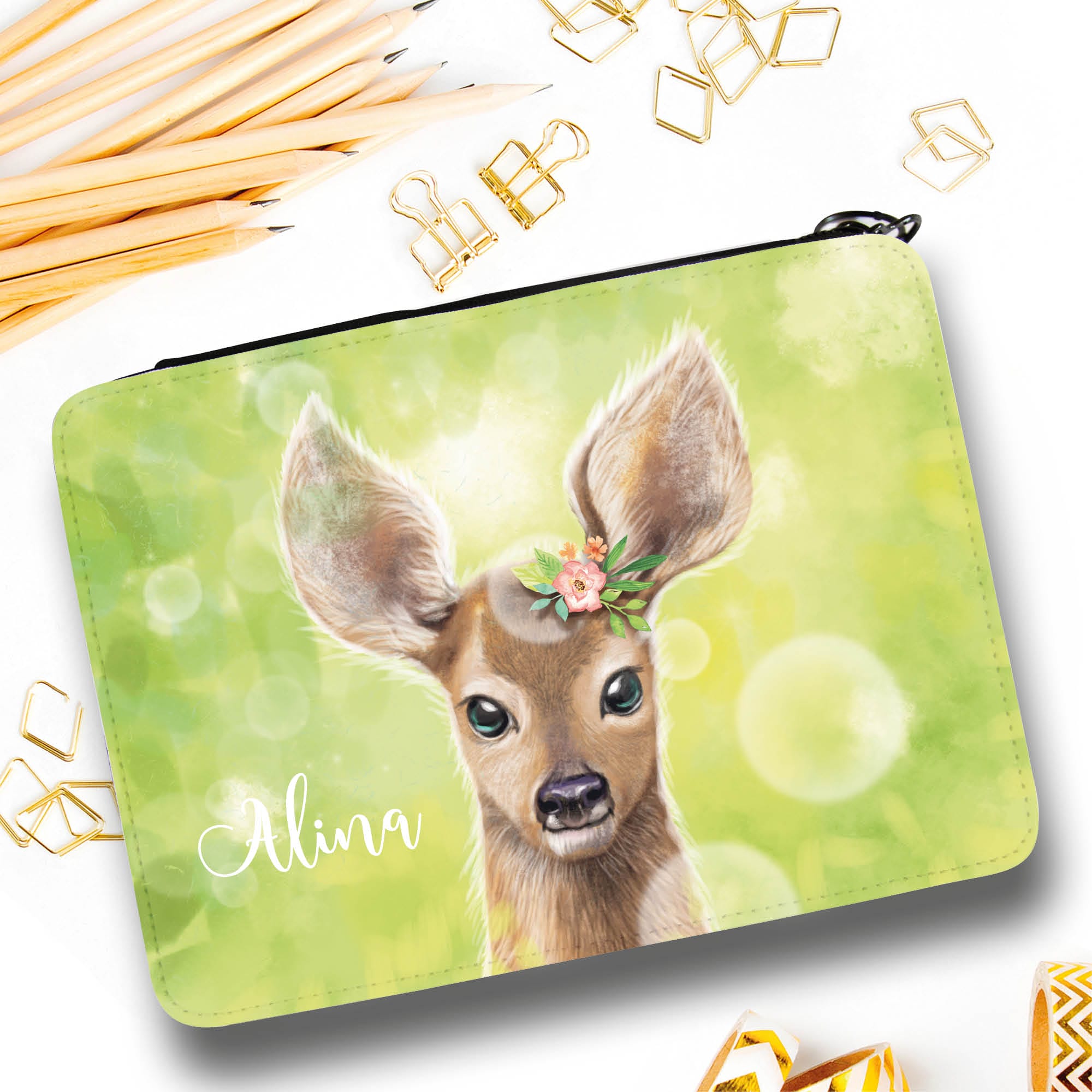 Auf dem Bild ist das Produkt: Gefüllte Federtasche Reh personalisiert mit Wunschnamen Einschulungsgeschenk zum Preis von €29.9 abgebildet.