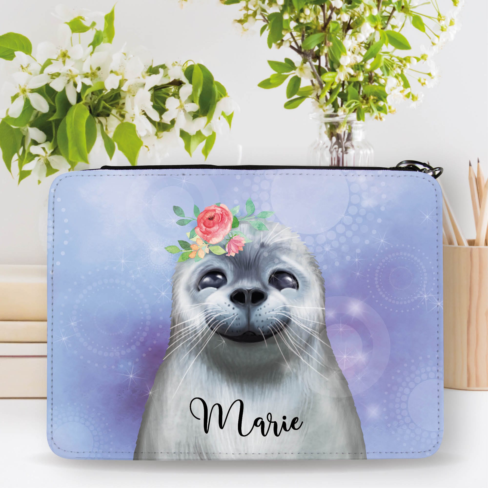 Auf dem Bild ist das Produkt: Gefüllte Federtasche Federmappe Robbe personalisiert mit Wunschnamen Mädchen Einschulungsgeschenk zum Preis von €29.9 abgebildet.