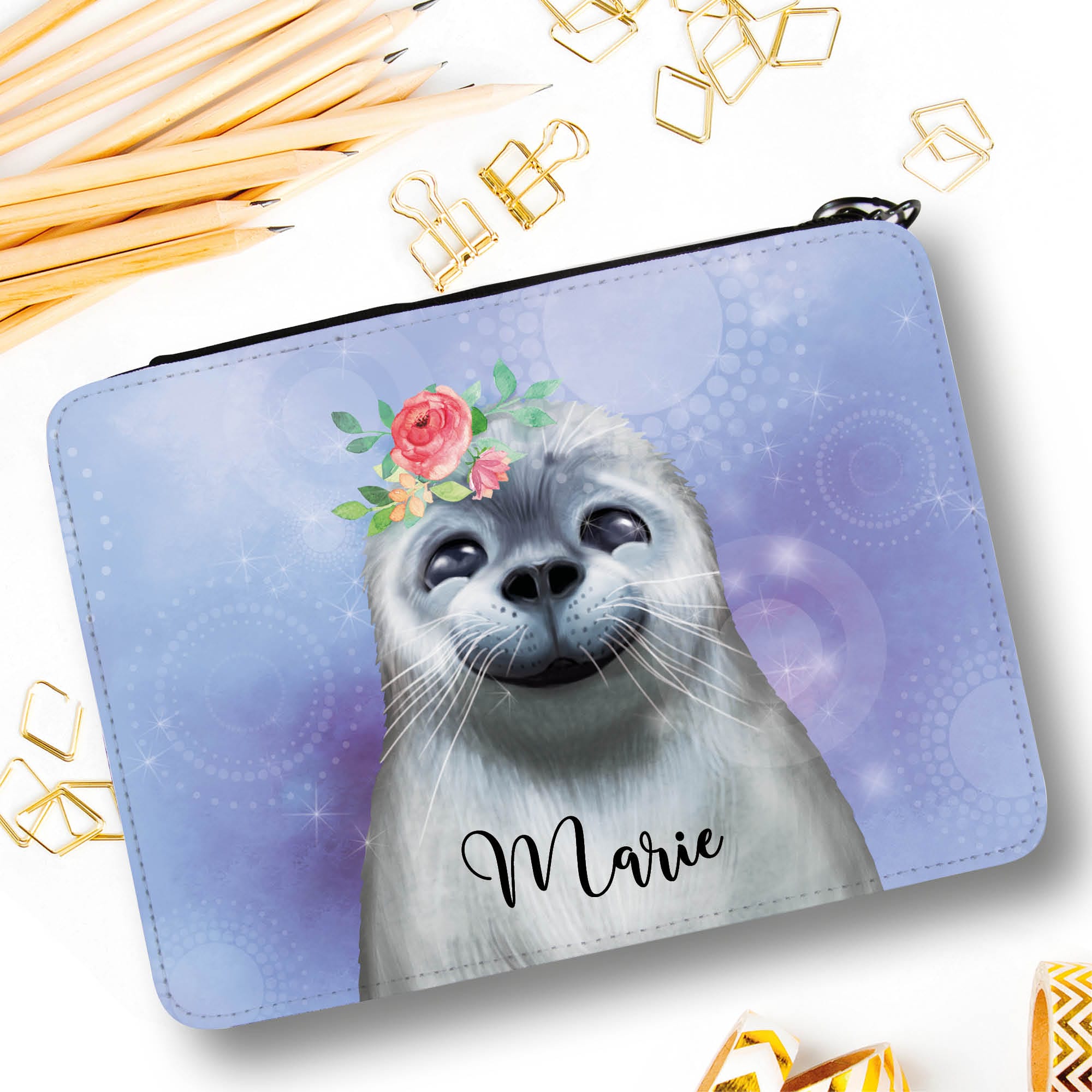 Auf dem Bild ist das Produkt: Gefüllte Federtasche Federmappe Robbe personalisiert mit Wunschnamen Mädchen Einschulungsgeschenk zum Preis von €29.9 abgebildet.