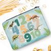 Auf dem Bild ist das Produkt: Gefüllte personalisierte Federtasche Federmäppchen Zahlen und Dinosaurier, Schulkind Schulanfang Schule, Einschulungsgeschenk zum Preis von €29.9 abgebildet.