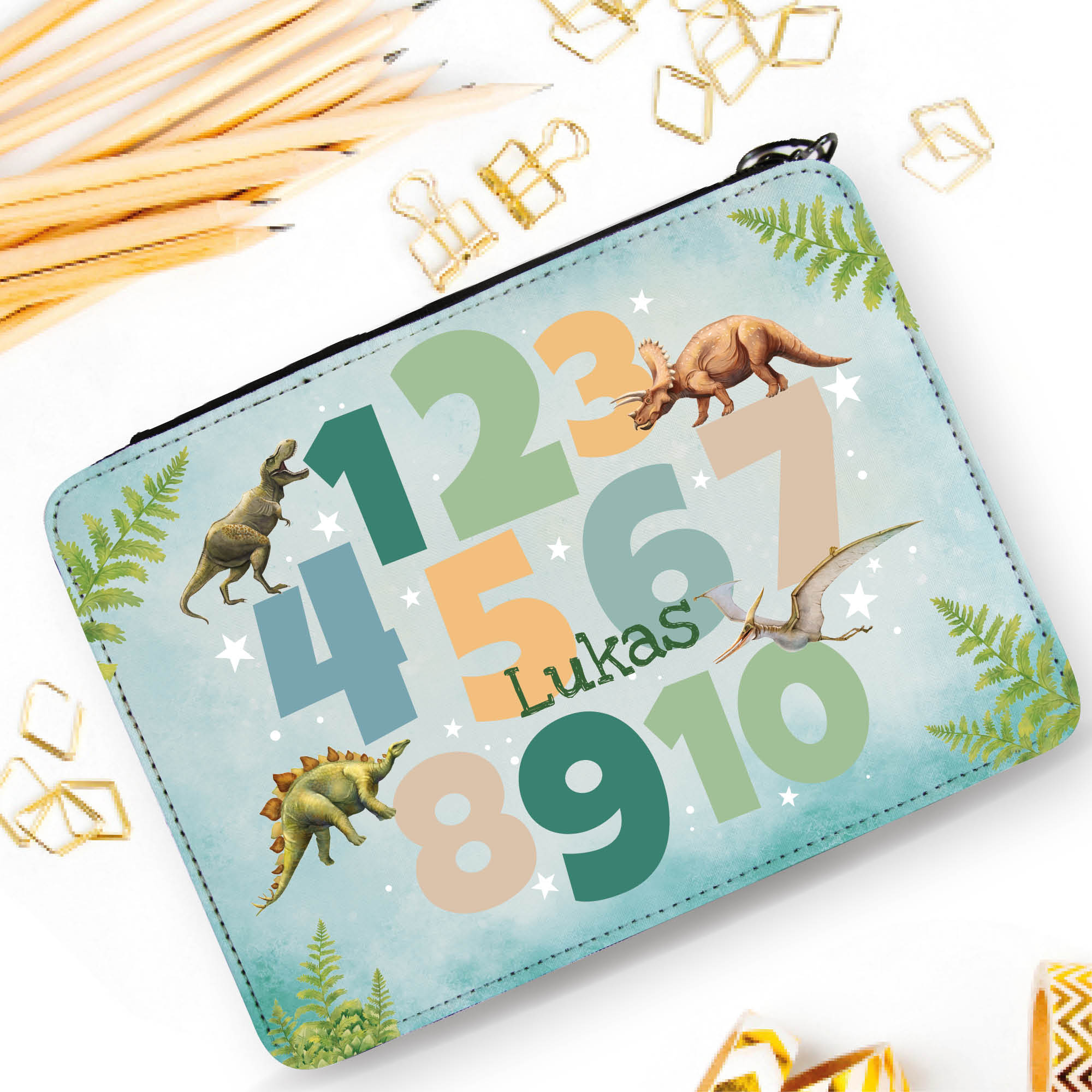 Auf dem Bild ist das Produkt: Gefüllte personalisierte Federtasche Federmäppchen Zahlen und Dinosaurier, Schulkind Schulanfang Schule, Einschulungsgeschenk zum Preis von €29.9 abgebildet.