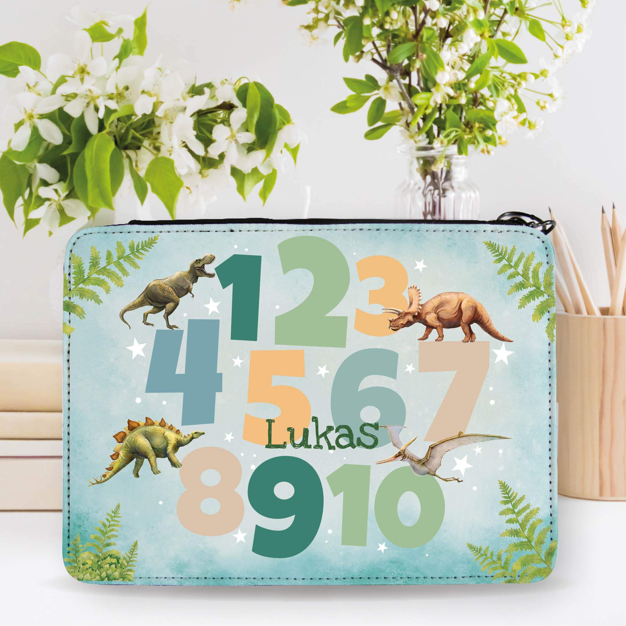 Auf dem Bild ist das Produkt: Gefüllte personalisierte Federtasche Federmäppchen Zahlen und Dinosaurier, Schulkind Schulanfang Schule, Einschulungsgeschenk zum Preis von €29.9 abgebildet.