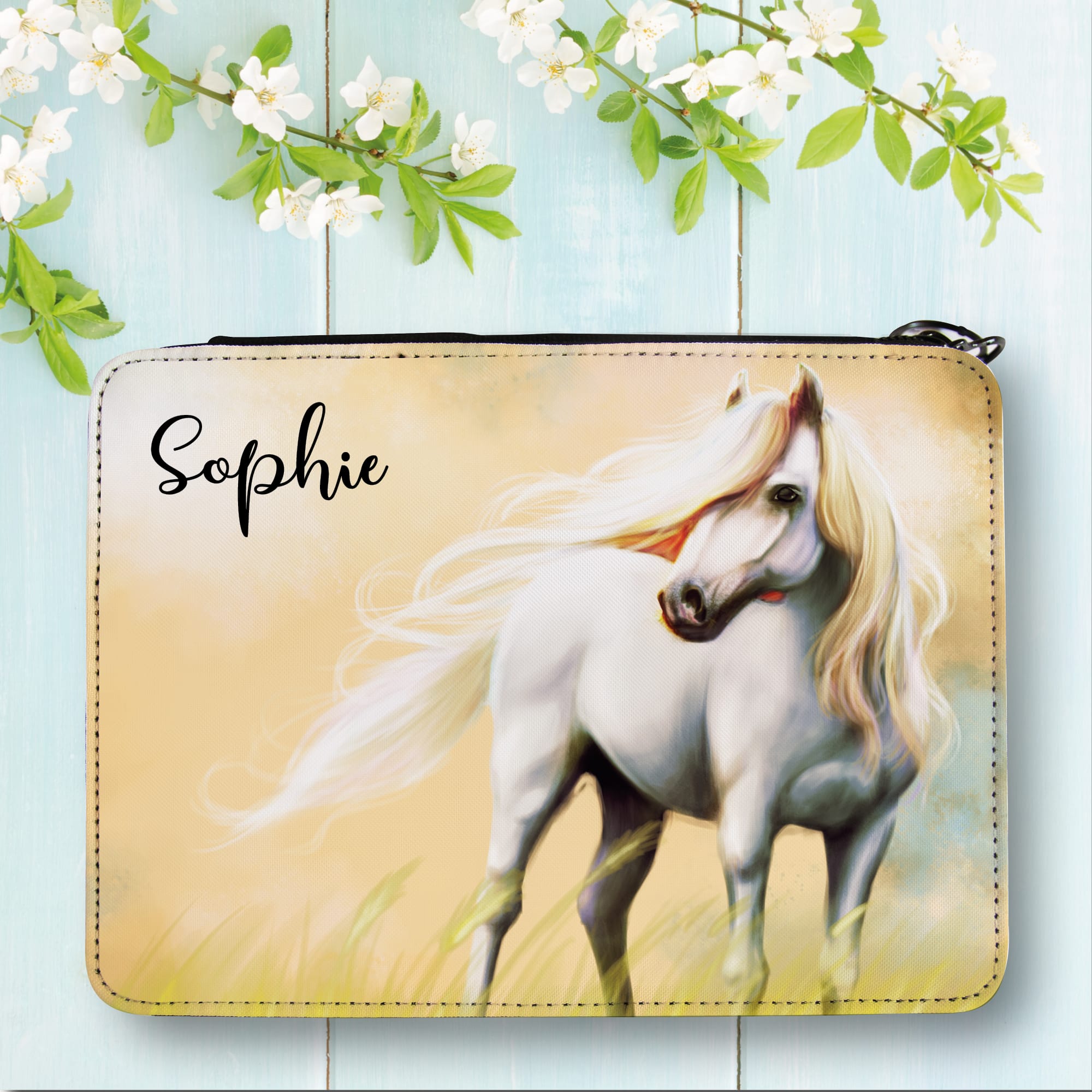 Auf dem Bild ist das Produkt: Gefüllte Federtasche Federmäppchen Pferd gelb personalisiert Wunschname Mädchen Einschulung zum Preis von €29.9 abgebildet.