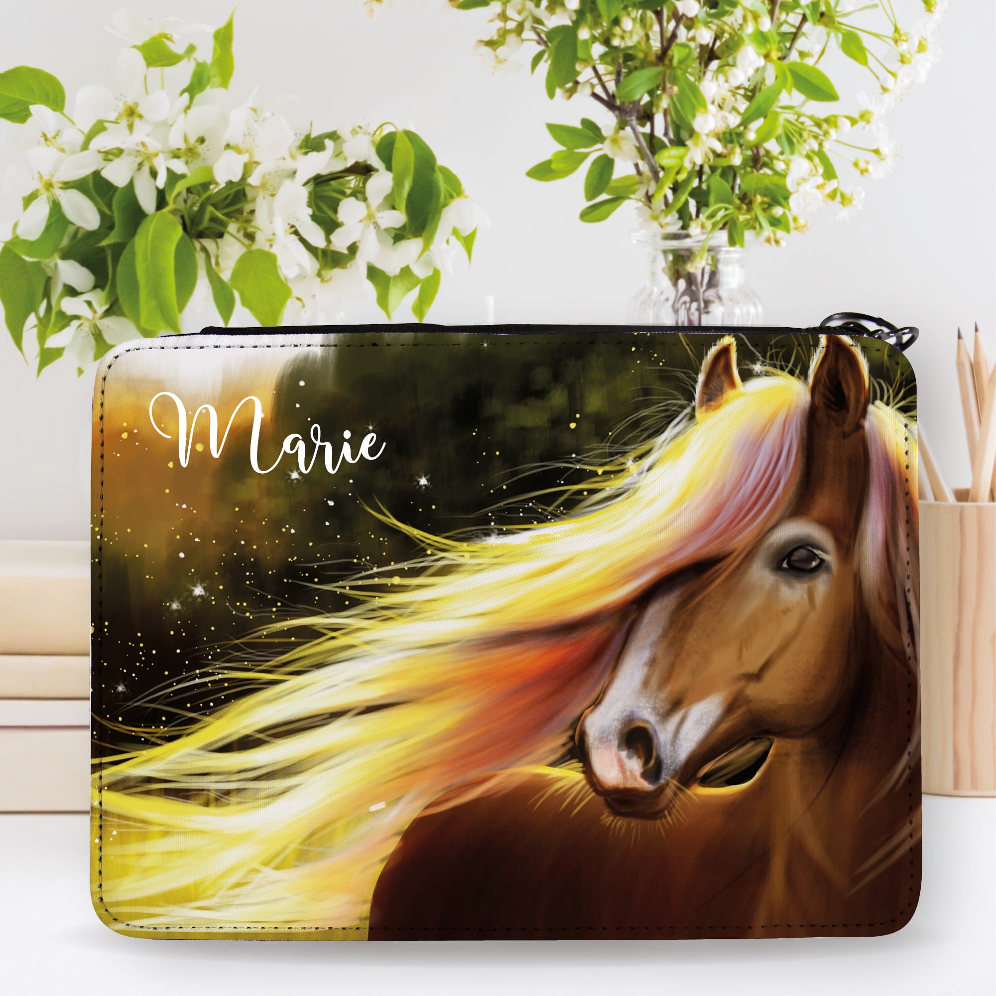 Auf dem Bild ist das Produkt: Gefüllte Federtasche Federmäppchen Pferd personalisiert Wunschname Mädchen Geschenk Geburtstag Einschulungsgeschenk zum Preis von €29.9 abgebildet.