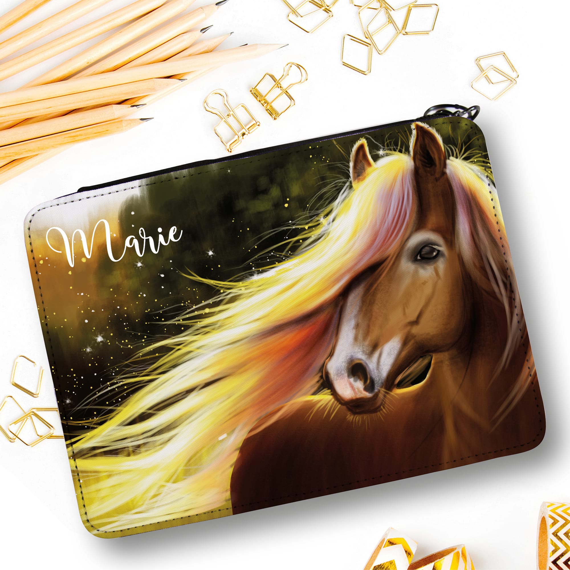 Auf dem Bild ist das Produkt: Gefüllte Federtasche Federmäppchen Pferd personalisiert Wunschname Mädchen Geschenk Geburtstag Einschulungsgeschenk zum Preis von €29.9 abgebildet.