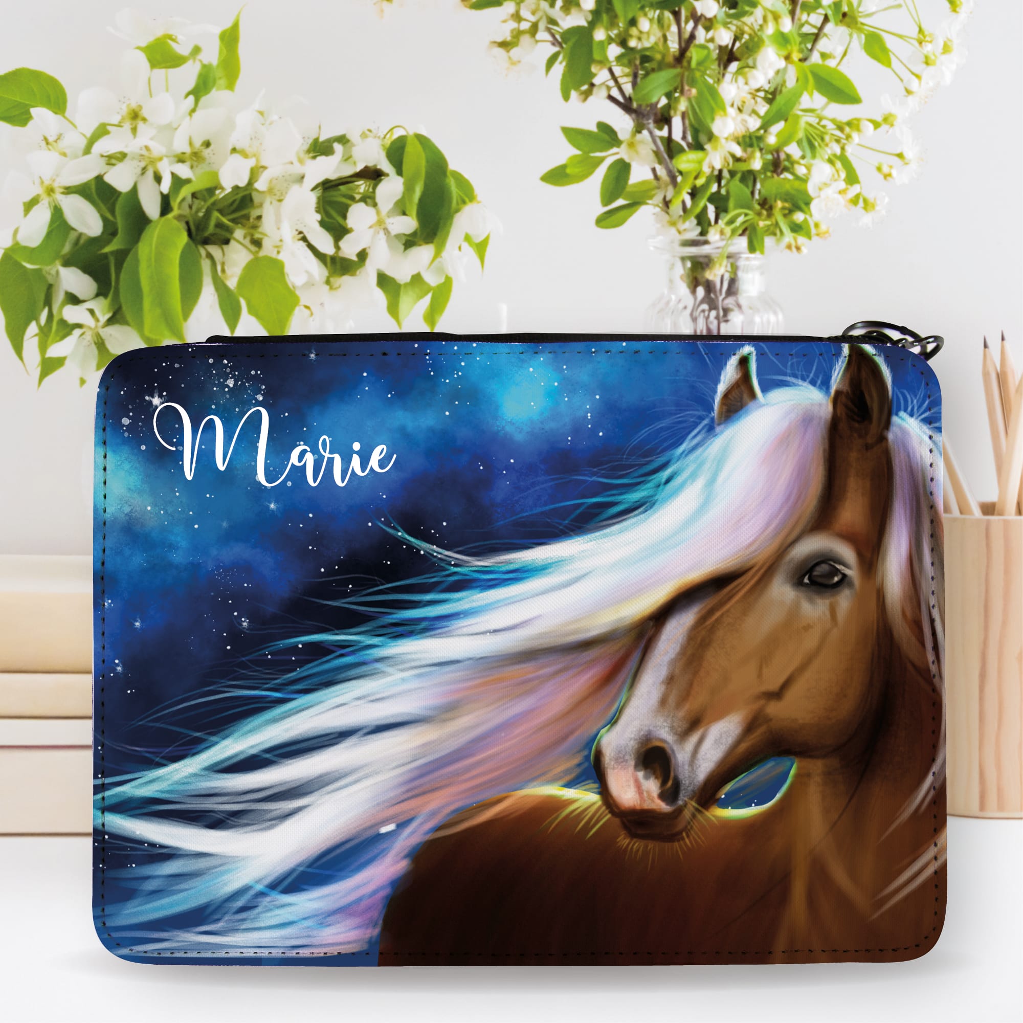 Auf dem Bild ist das Produkt: Gefüllte Federtasche Federmäppchen Pferd blau personalisiert Wunschname Mädchen Schulanfang Schule Einschulungsgeschenk zum Preis von €29.9 abgebildet.