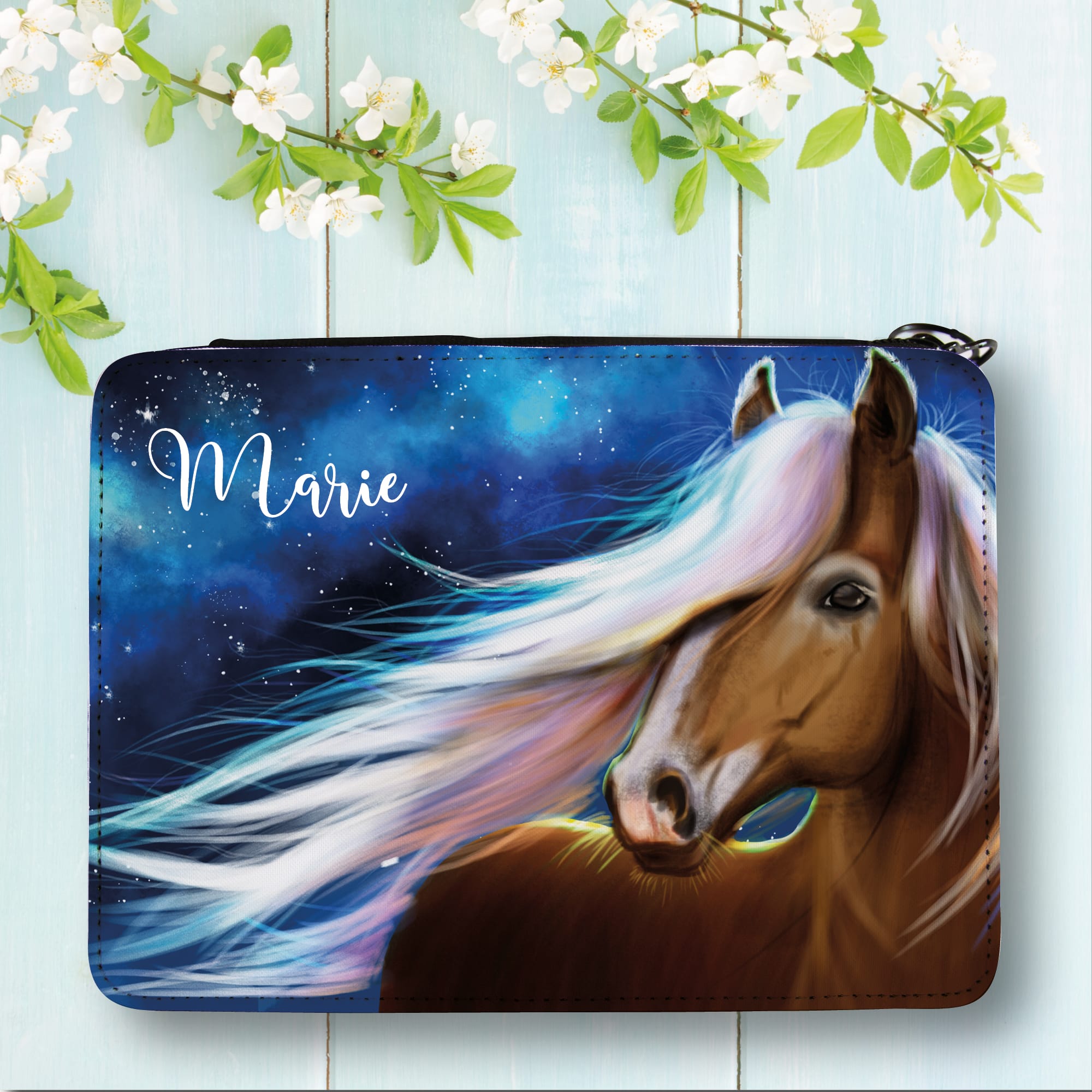 Auf dem Bild ist das Produkt: Gefüllte Federtasche Federmäppchen Pferd blau personalisiert Wunschname Mädchen Schulanfang Schule Einschulungsgeschenk zum Preis von €29.9 abgebildet.