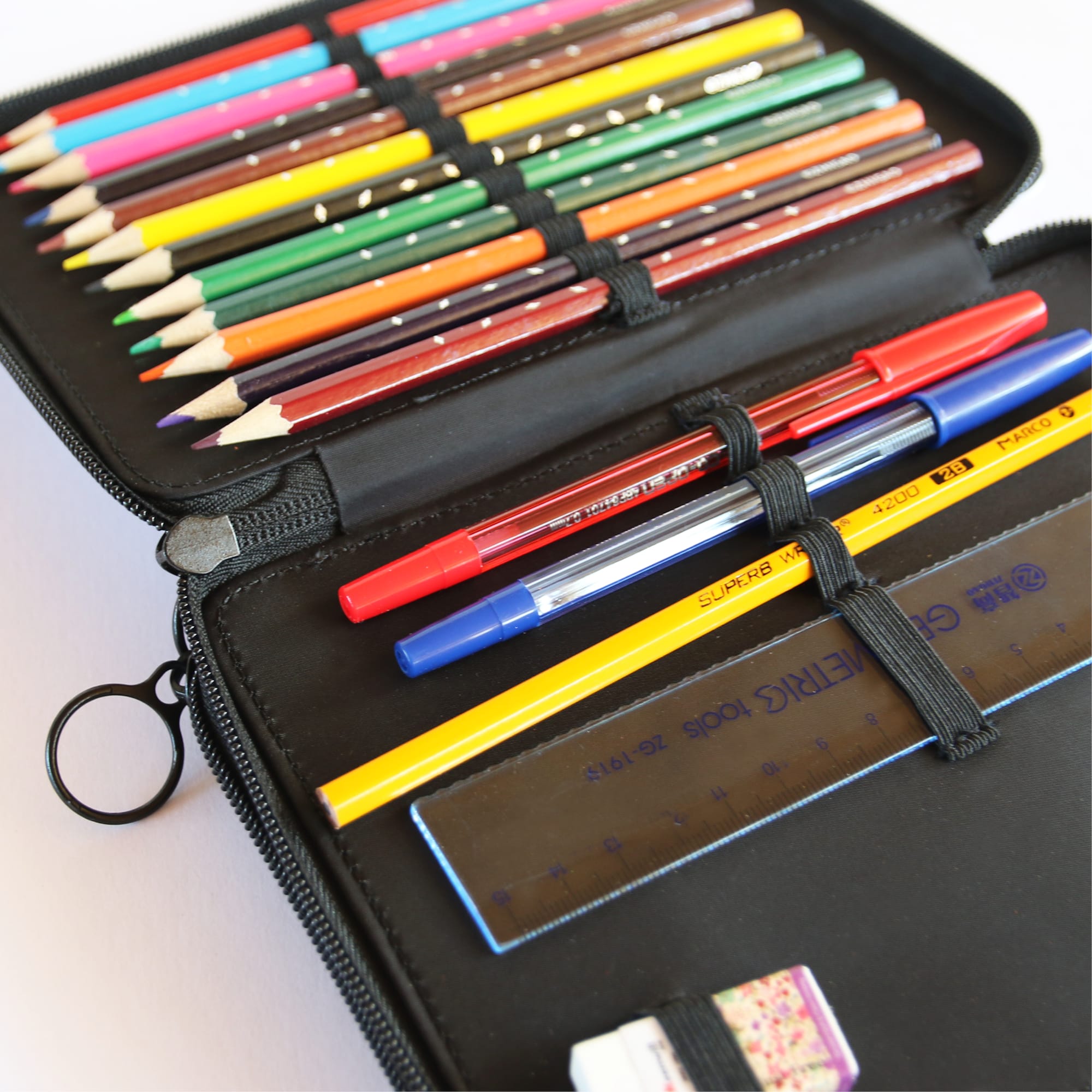 Auf dem Bild ist das Produkt: Gefüllte Federtasche Federmäppchen Pferd personalisiert Wunschname Mädchen Geschenk Geburtstag Einschulungsgeschenk zum Preis von €29.9 abgebildet.