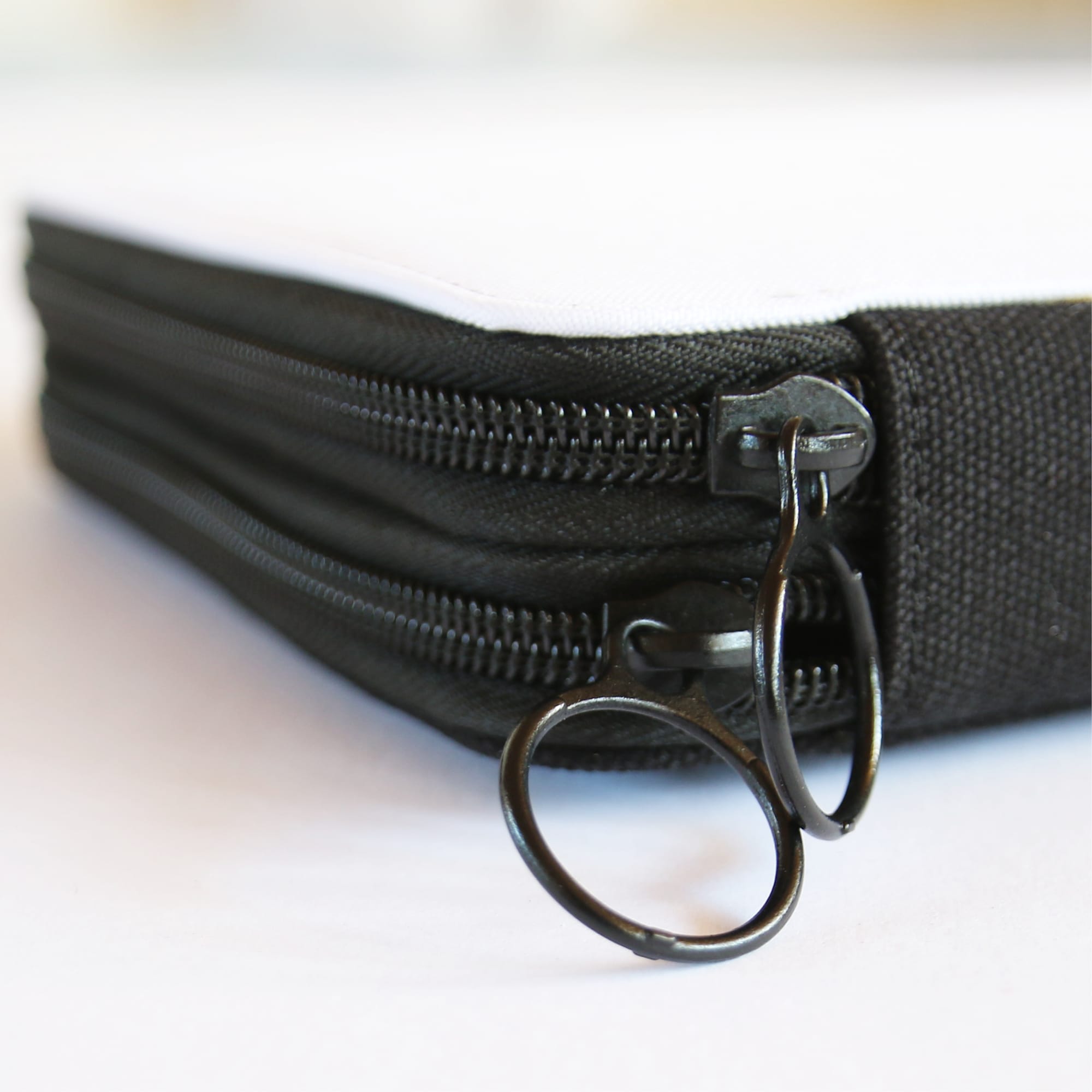 Auf dem Bild ist das Produkt: Gefüllte Federtasche Federmäppchen Pferd personalisiert Wunschname Mädchen Geschenk Geburtstag Einschulungsgeschenk zum Preis von €29.9 abgebildet.