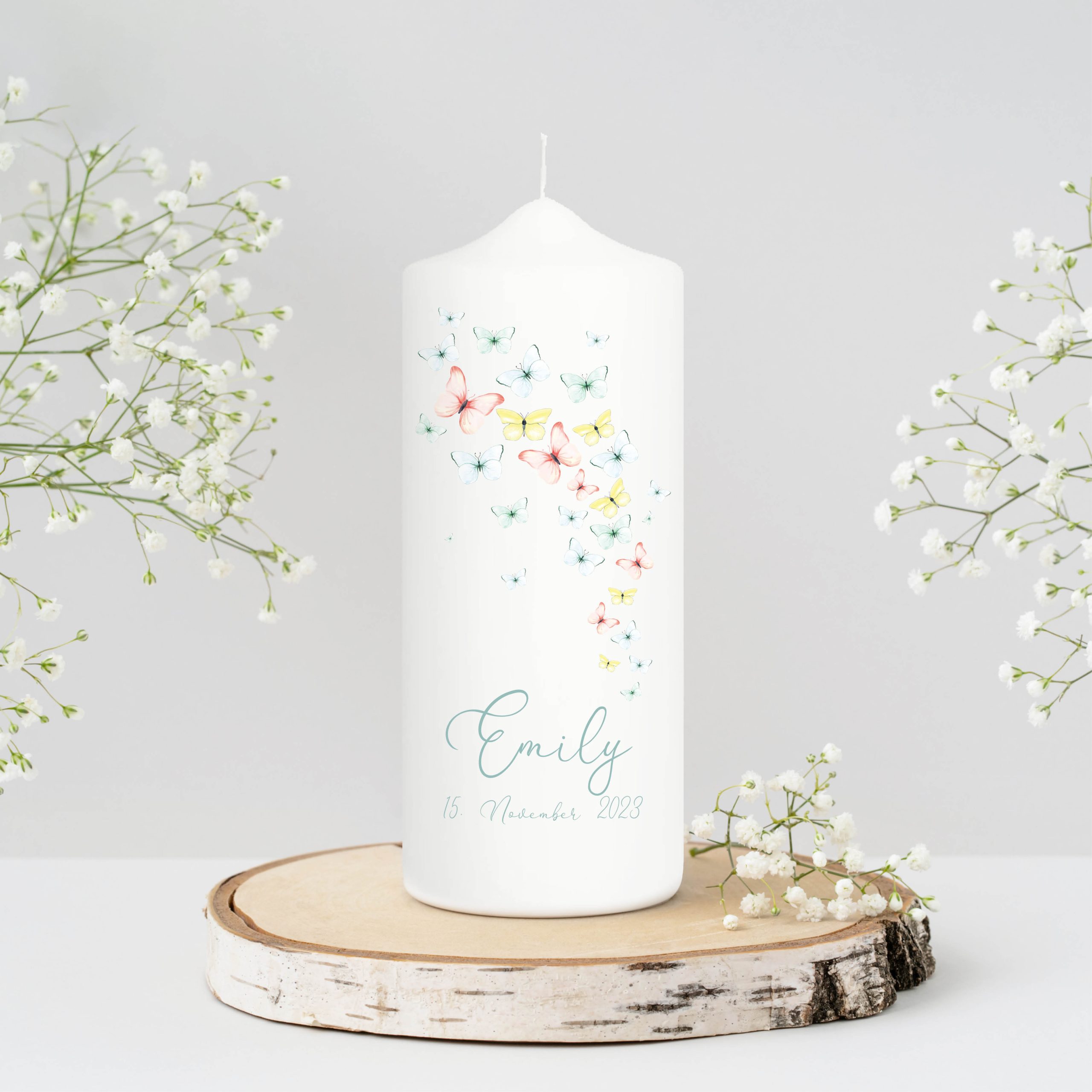 Auf dem Bild ist das Produkt: weiße Taufkerze Kerze zur Taufe oder Geburt mit Schmetterlingen mit Name Datum Taufspruch zum Preis von €5.9 abgebildet.