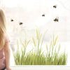 Auf dem Bild ist das Produkt: Fensterbild Frühling Sommer Pampasgras und Hummeln auf einer Wiese, Fensterdeko zum Preis von €13.90 abgebildet.