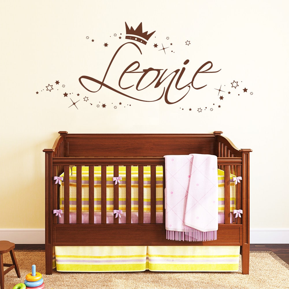 Auf dem Bild ist das Produkt: Wandtattoo Wunschname Mädchen Wandsticker Geschenk Dekoration Kinderzimmer zum Preis von €22.90 abgebildet.