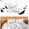 Auf dem Bild ist das Produkt: Wandtattoo Sweet Dreams Federn Sterne Wandaufkleber Wohndekoration Spruch Süße Träume Schriftzug zum Preis von €24.90 abgebildet.