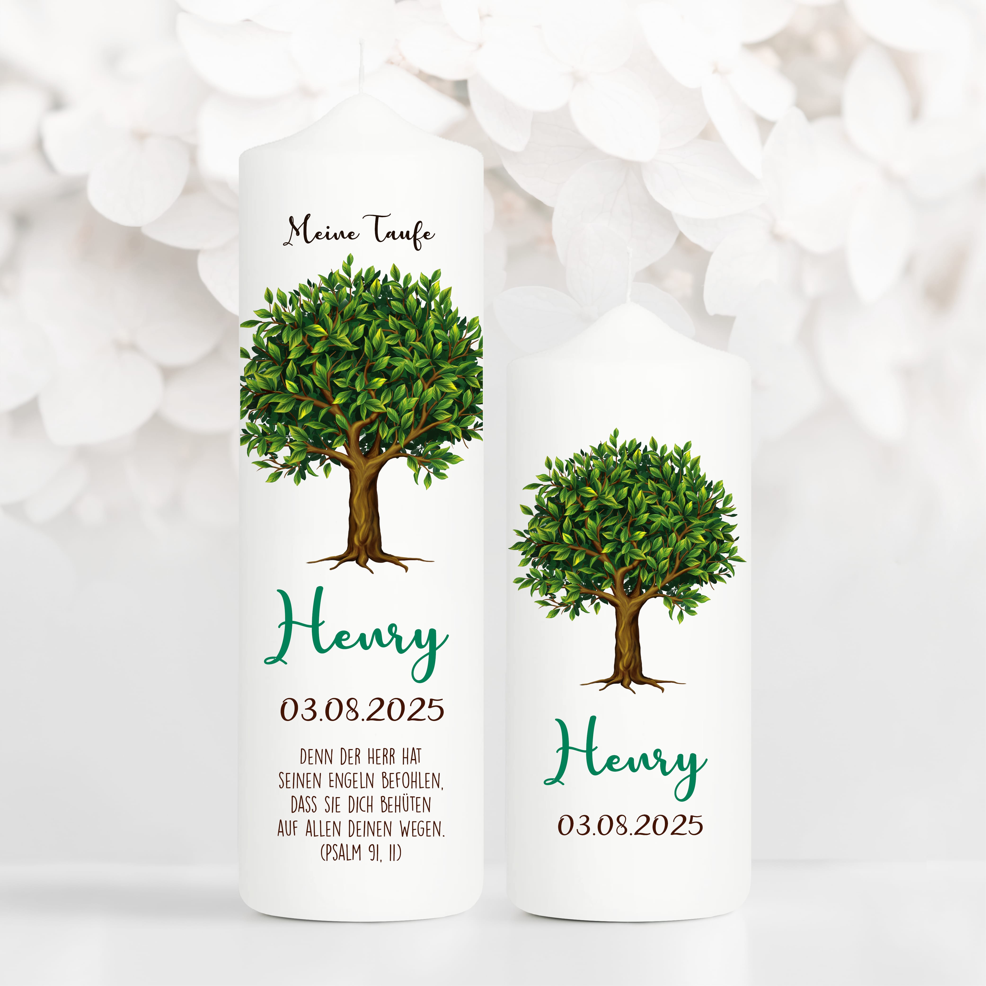 Auf dem Bild ist das Produkt: Taufkerze Junge/ Mädchen Lebensbaum Kerze Baum bedruckt mit Namen, Datum und auf Wunsch eigenem, vorgegebenem oder keinem Taufspruch zum Preis von €6.40 abgebildet.