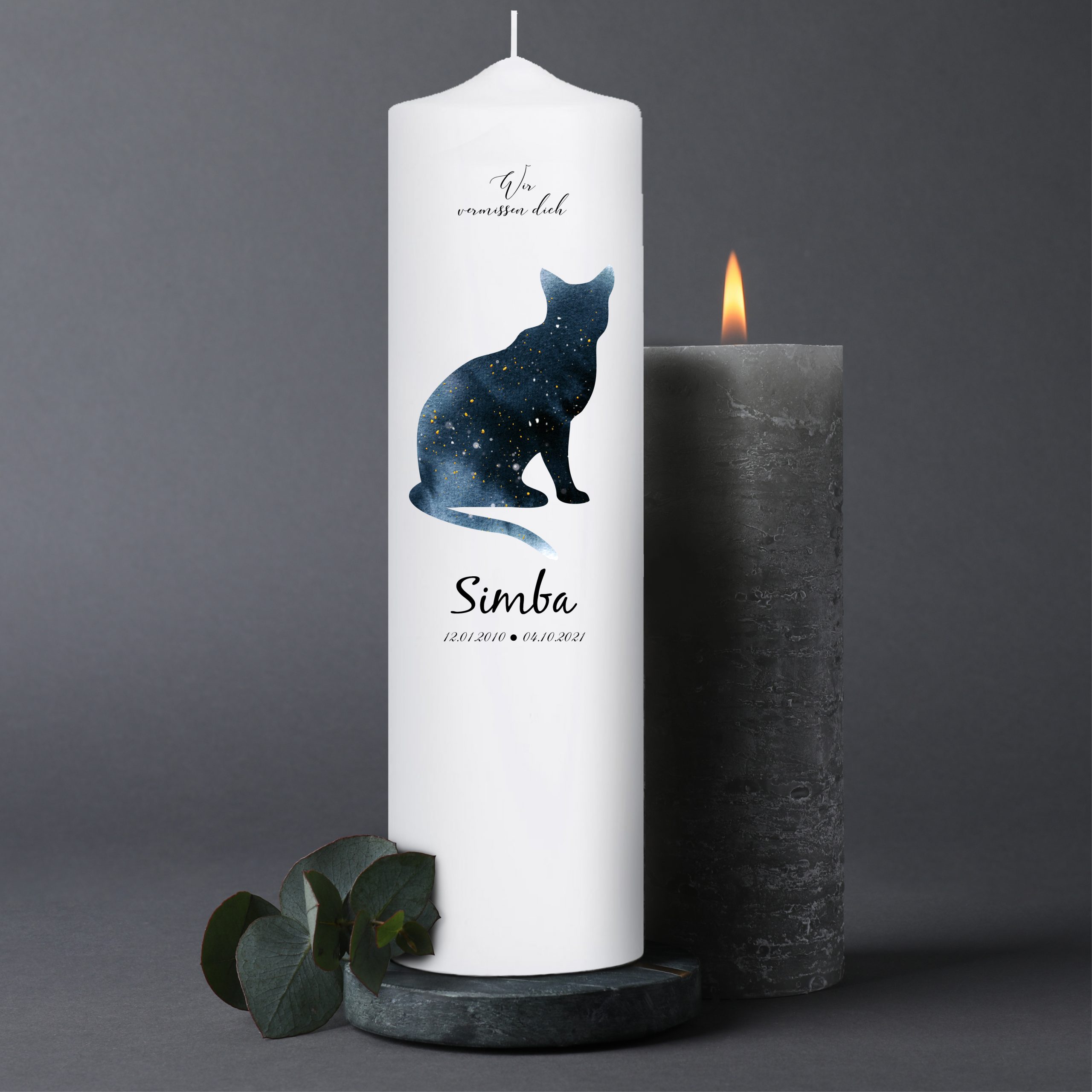 Auf dem Bild ist das Produkt: Trauerkerze für Tiere Katze mit Silhouette personalisiert mit Namen und Datum zum Preis von €5.9 abgebildet.