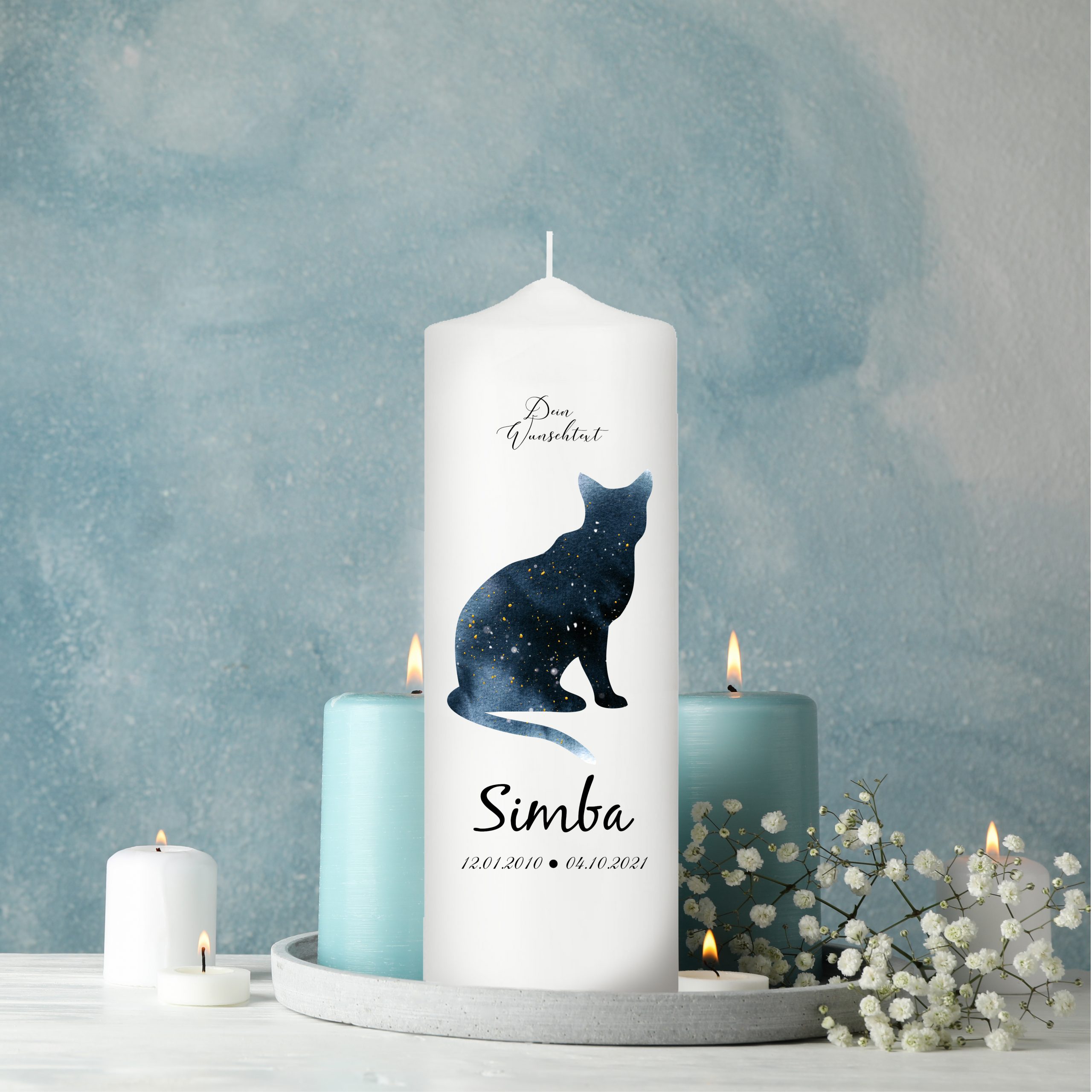 Auf dem Bild ist das Produkt: Trauerkerze für Tiere Katze mit Silhouette personalisiert mit Namen und Datum zum Preis von €5.9 abgebildet.