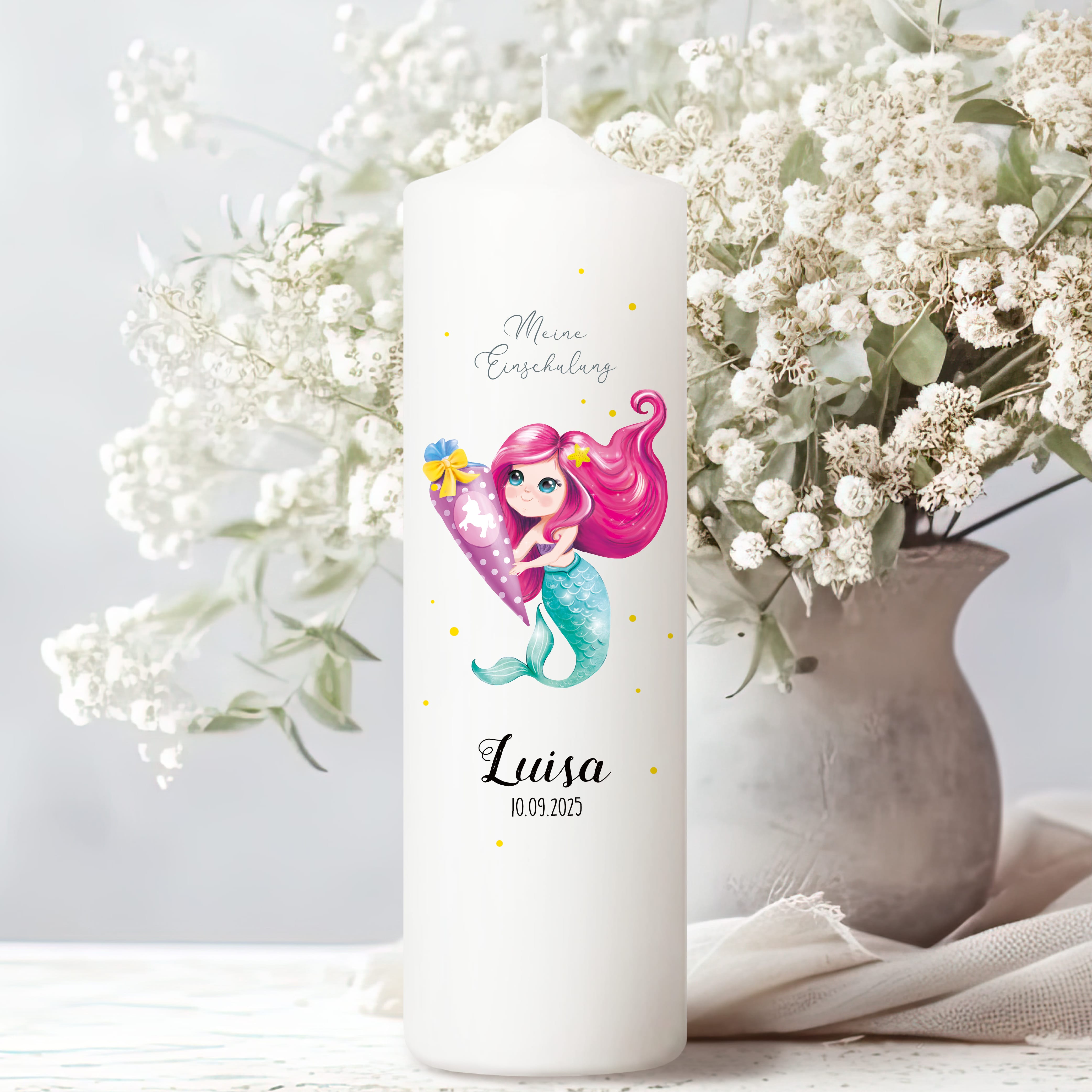 Kerze zur Einschulung für Mädchen mit Meerjungfrau und Schultüte personalisiert mit Namen und Datum Kerze zur Einschulung für Mädchen mit Meerjungfrau und Schultüte personalisiert mit Namen und Datum