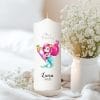 Kerze zur Einschulung für Mädchen mit Meerjungfrau und Schultüte personalisiert mit Namen und Datum Auf dem Bild ist das Produkt: Kerze zur Einschulung für Mädchen mit Meerjungfrau und Schultüte personalisiert mit Namen und Datum zum Preis von €5.9 abgebildet.