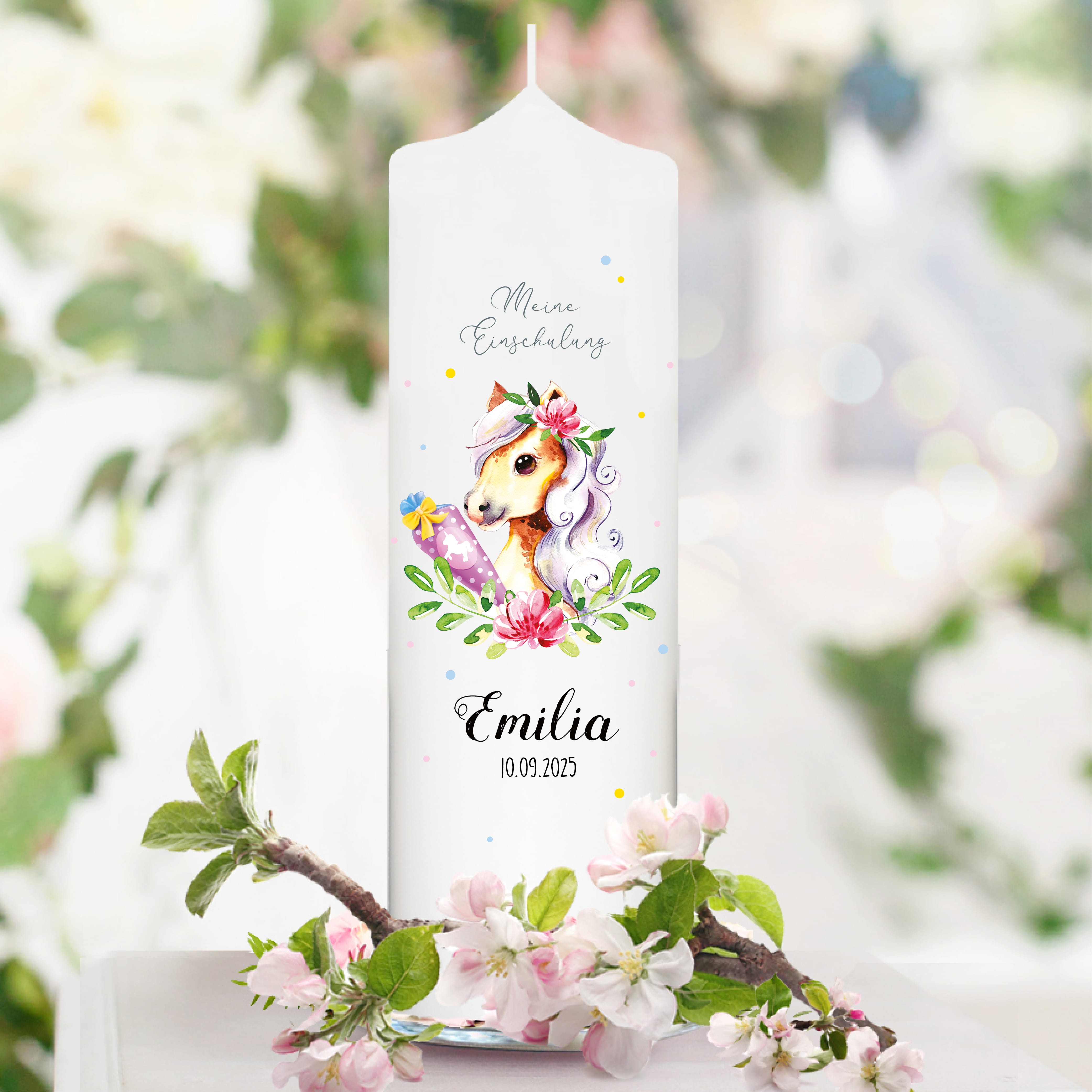 Auf dem Bild ist das Produkt: Kerze zur Einschulung für Mädchen mit Pferd und Schultüte personalisiert mit Namen und Datum zum Preis von €5.9 abgebildet.