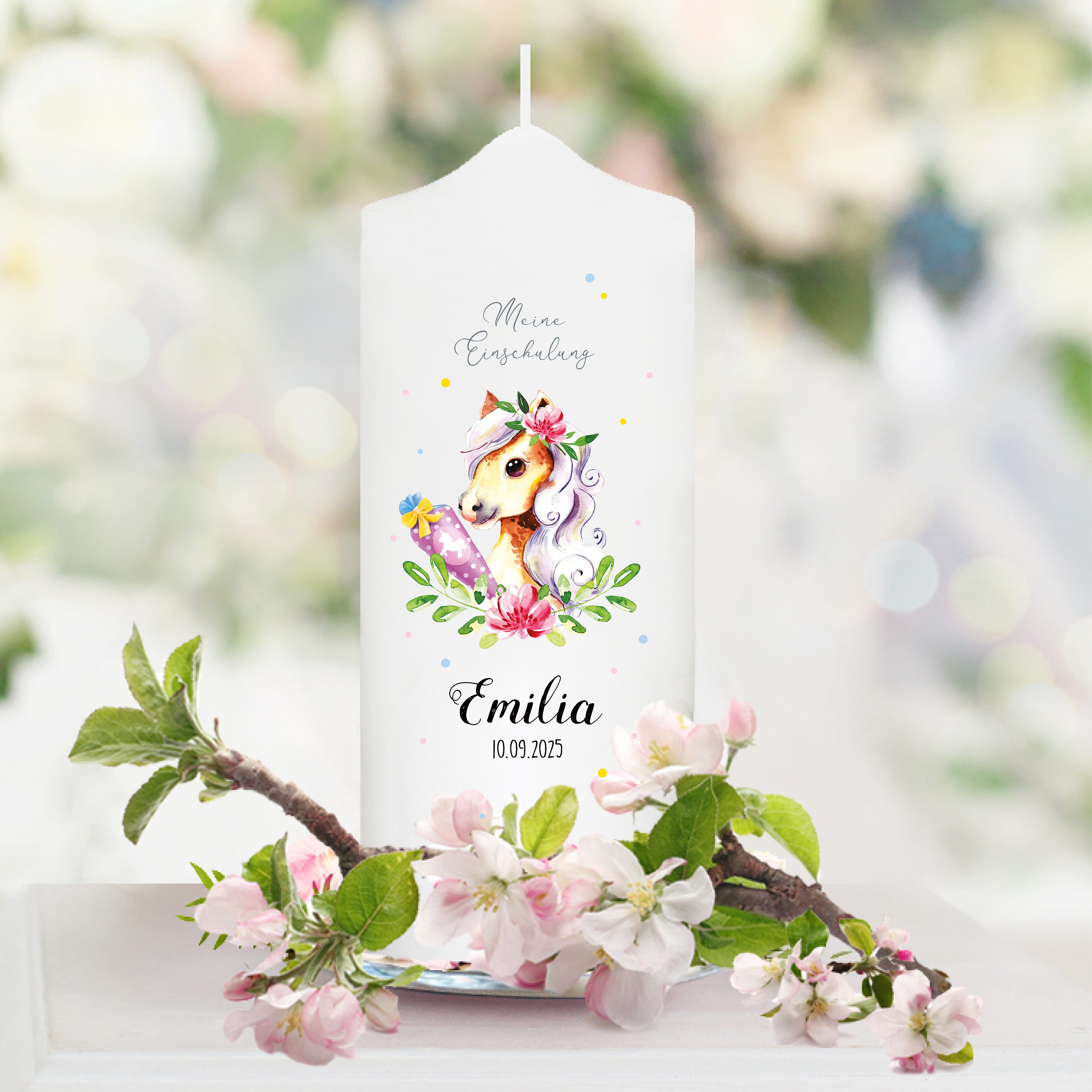 Auf dem Bild ist das Produkt: Kerze zur Einschulung für Mädchen mit Pferd und Schultüte personalisiert mit Namen und Datum zum Preis von €5.9 abgebildet.