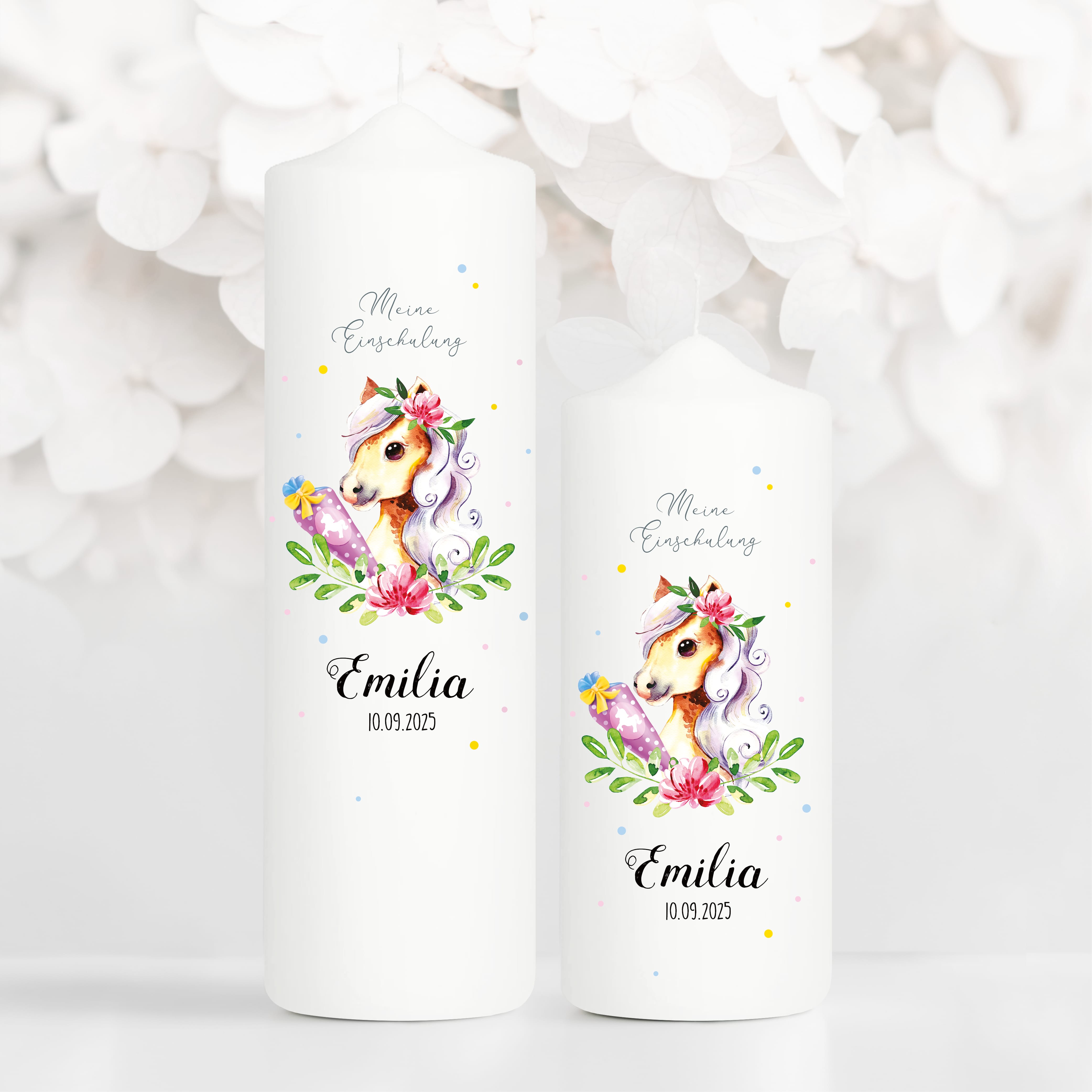 Auf dem Bild ist das Produkt: Kerze zur Einschulung für Mädchen mit Pferd und Schultüte personalisiert mit Namen und Datum zum Preis von €5.9 abgebildet.