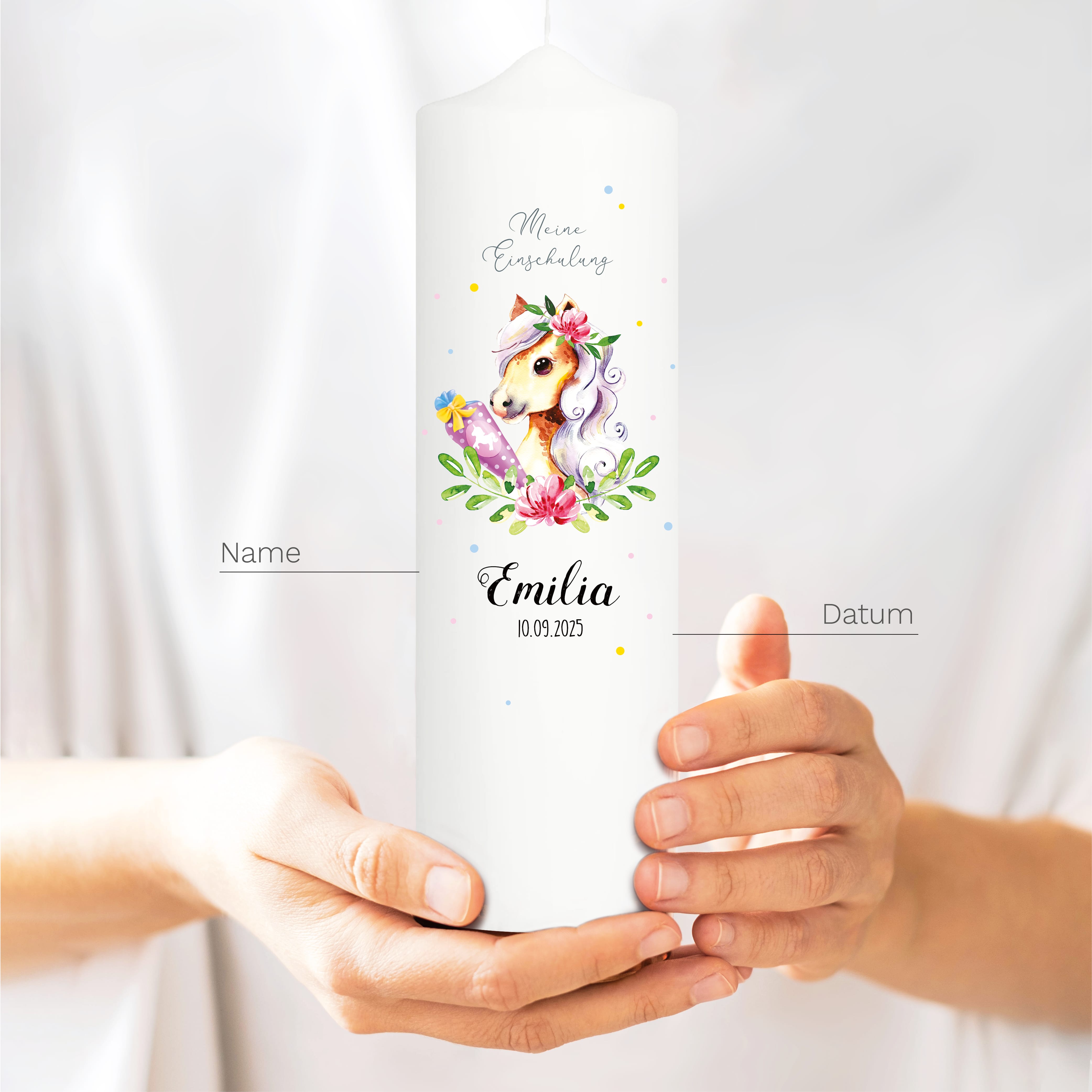 Auf dem Bild ist das Produkt: Kerze zur Einschulung für Mädchen mit Pferd und Schultüte personalisiert mit Namen und Datum zum Preis von €5.9 abgebildet.