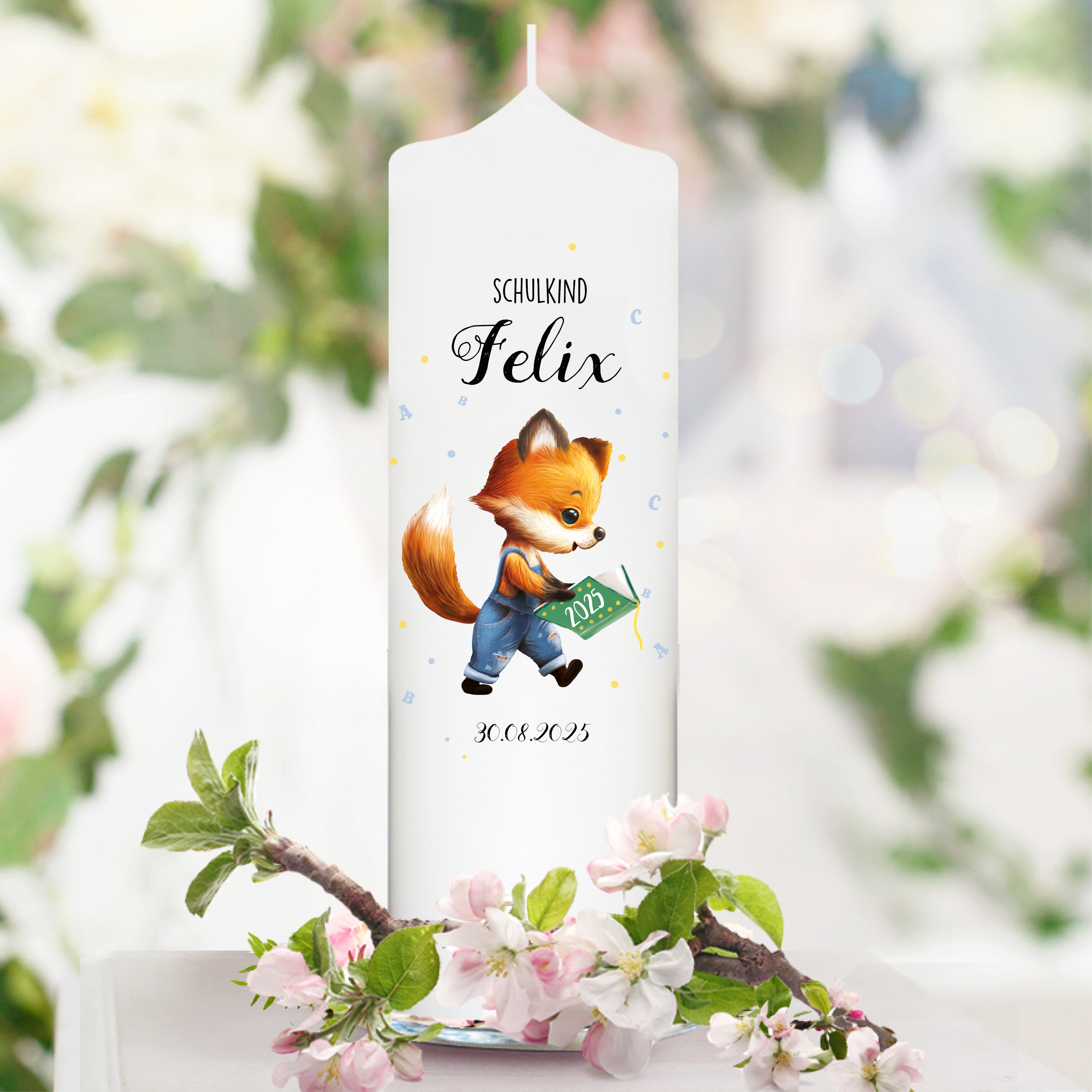 Auf dem Bild ist das Produkt: Kerze zur Einschulung Fuchs mit Buch personalisiert mit Namen und Datum anpassbares Geschenk zum Preis von €6.40 abgebildet.