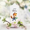 Auf dem Bild ist das Produkt: Kerze zur Einschulung Fuchs mit Buch personalisiert mit Namen und Datum anpassbares Geschenk zum Preis von €6.40 abgebildet.