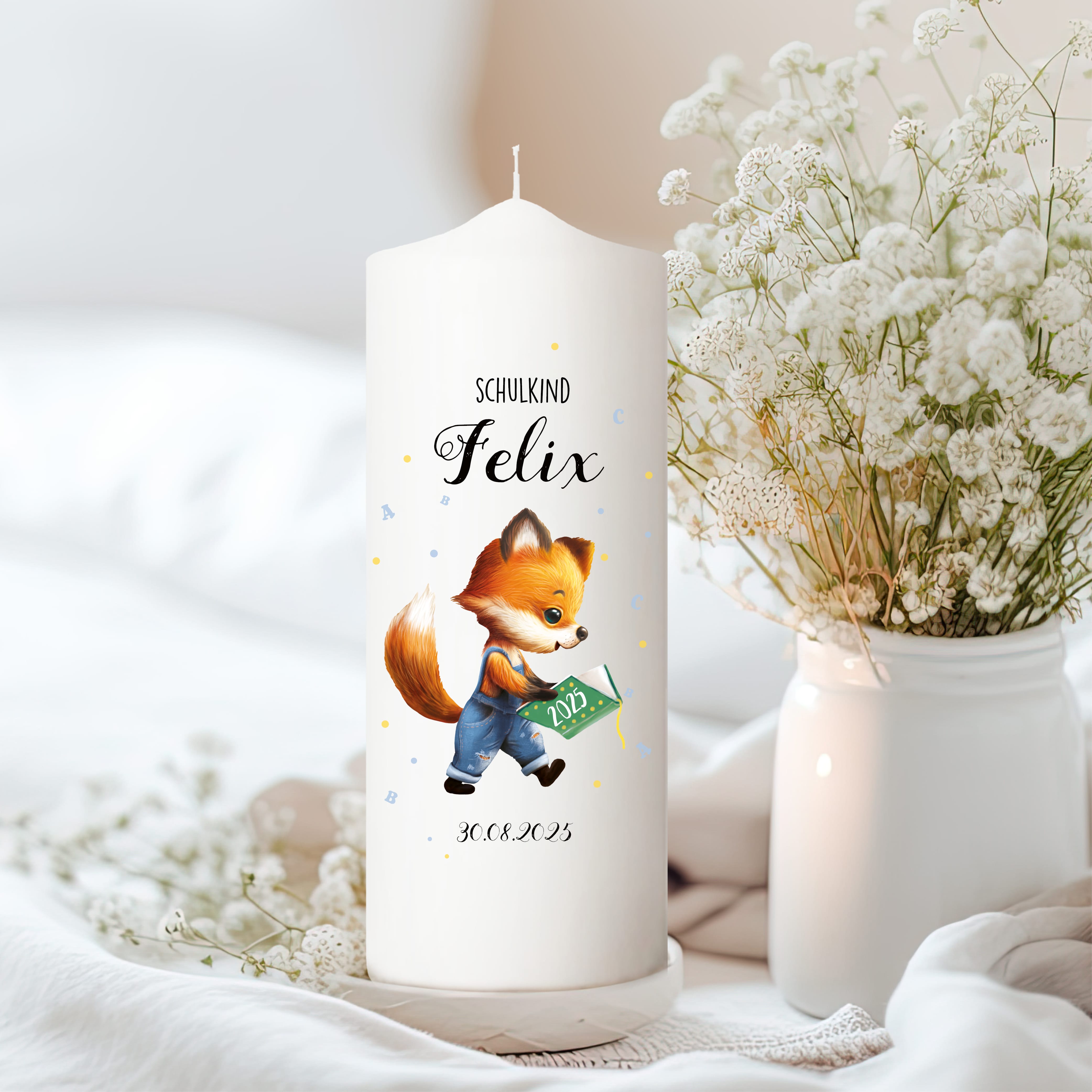 Auf dem Bild ist das Produkt: Kerze zur Einschulung Fuchs mit Buch personalisiert mit Namen und Datum anpassbares Geschenk zum Preis von €6.40 abgebildet.