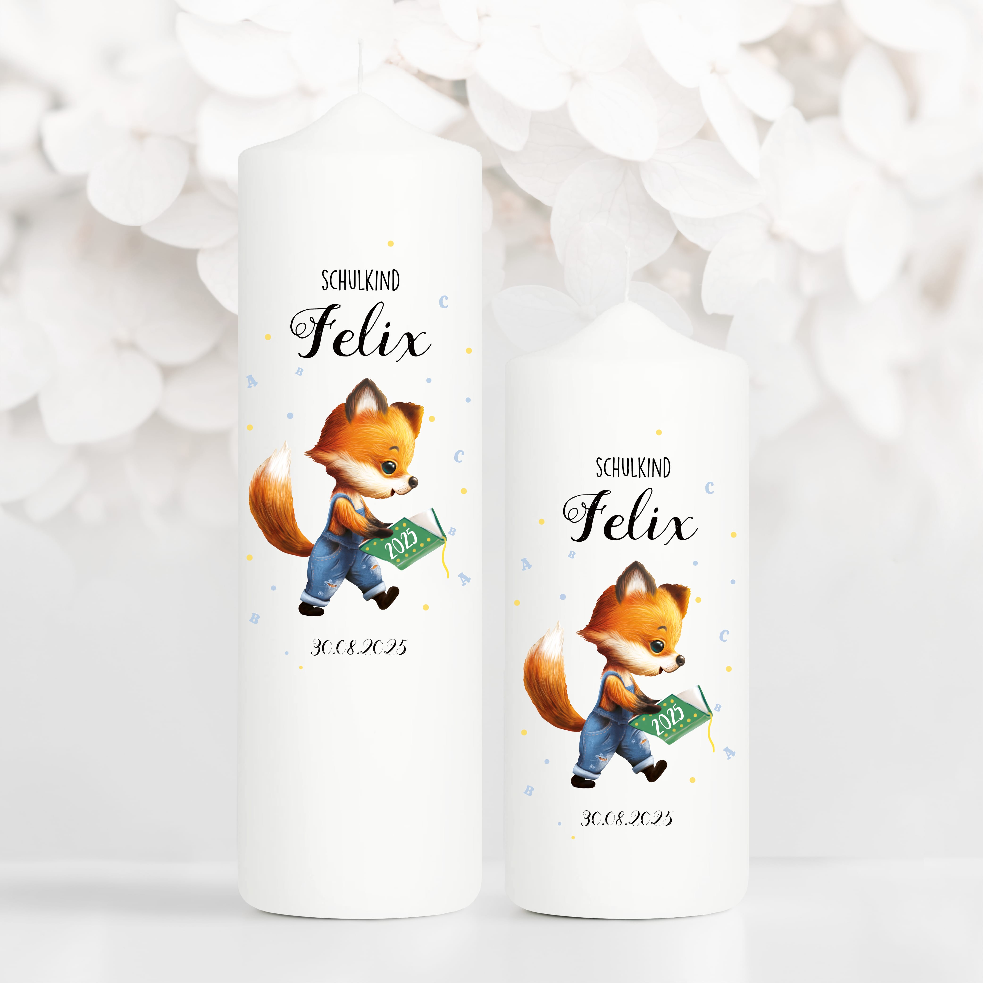 Auf dem Bild ist das Produkt: Kerze zur Einschulung Fuchs mit Buch personalisiert mit Namen und Datum anpassbares Geschenk zum Preis von €6.40 abgebildet.