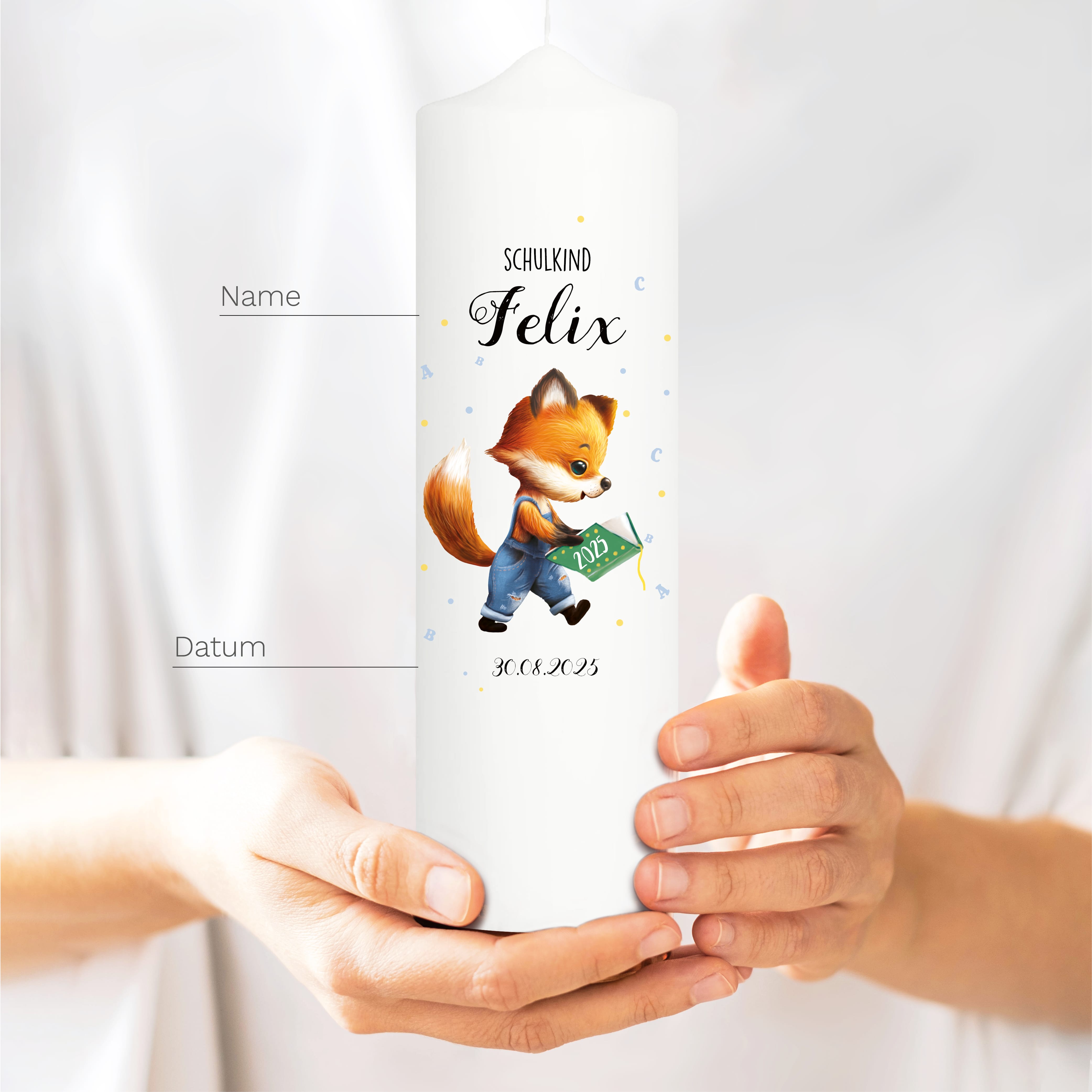 Auf dem Bild ist das Produkt: Kerze zur Einschulung Fuchs mit Buch personalisiert mit Namen und Datum anpassbares Geschenk zum Preis von €6.40 abgebildet.