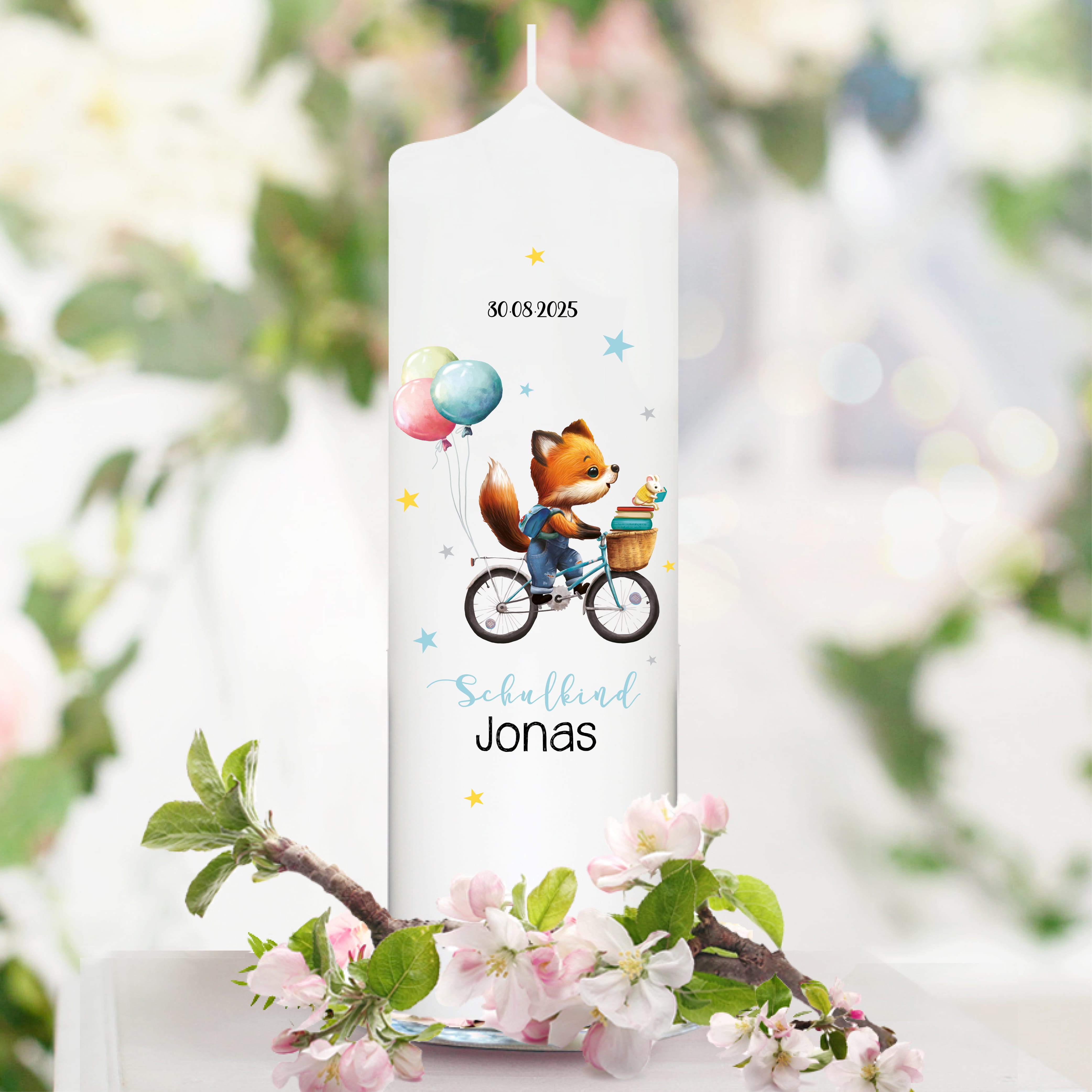 Auf dem Bild ist das Produkt: Kerze zur Einschulung für Jungen Fuchs auf Fahrrad mit Luftballons personalisiert mit Namen und Datum zum Preis von €5.9 abgebildet.