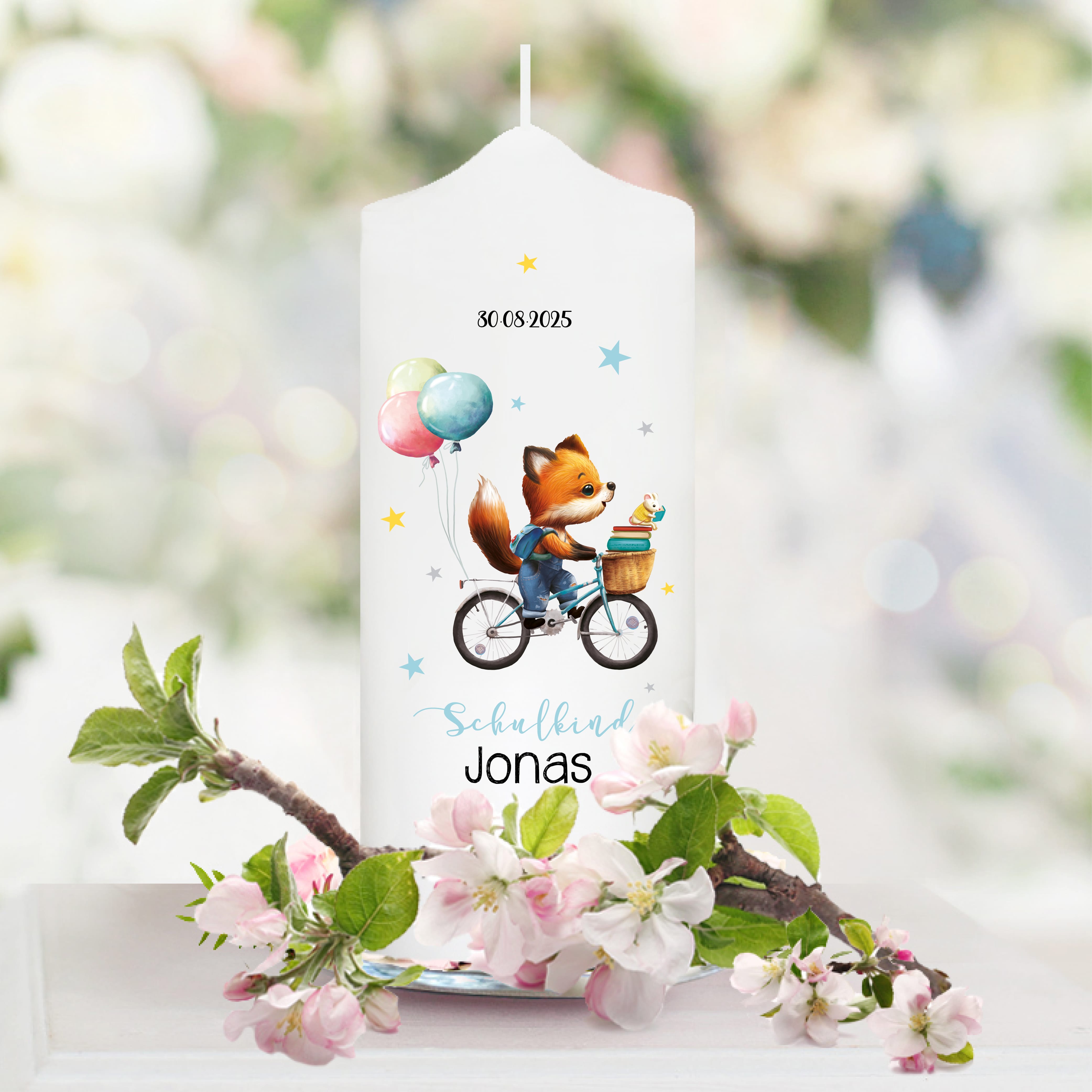 Auf dem Bild ist das Produkt: Kerze zur Einschulung für Jungen Fuchs auf Fahrrad mit Luftballons personalisiert mit Namen und Datum zum Preis von €5.9 abgebildet.