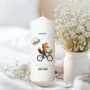 Kerze zur Einschulung für Jungen Fuchs auf Fahrrad mit Luftballons personalisiert mit Namen und Datum Auf dem Bild ist das Produkt: Kerze zur Einschulung für Jungen Fuchs auf Fahrrad mit Luftballons personalisiert mit Namen und Datum zum Preis von €5.9 abgebildet.