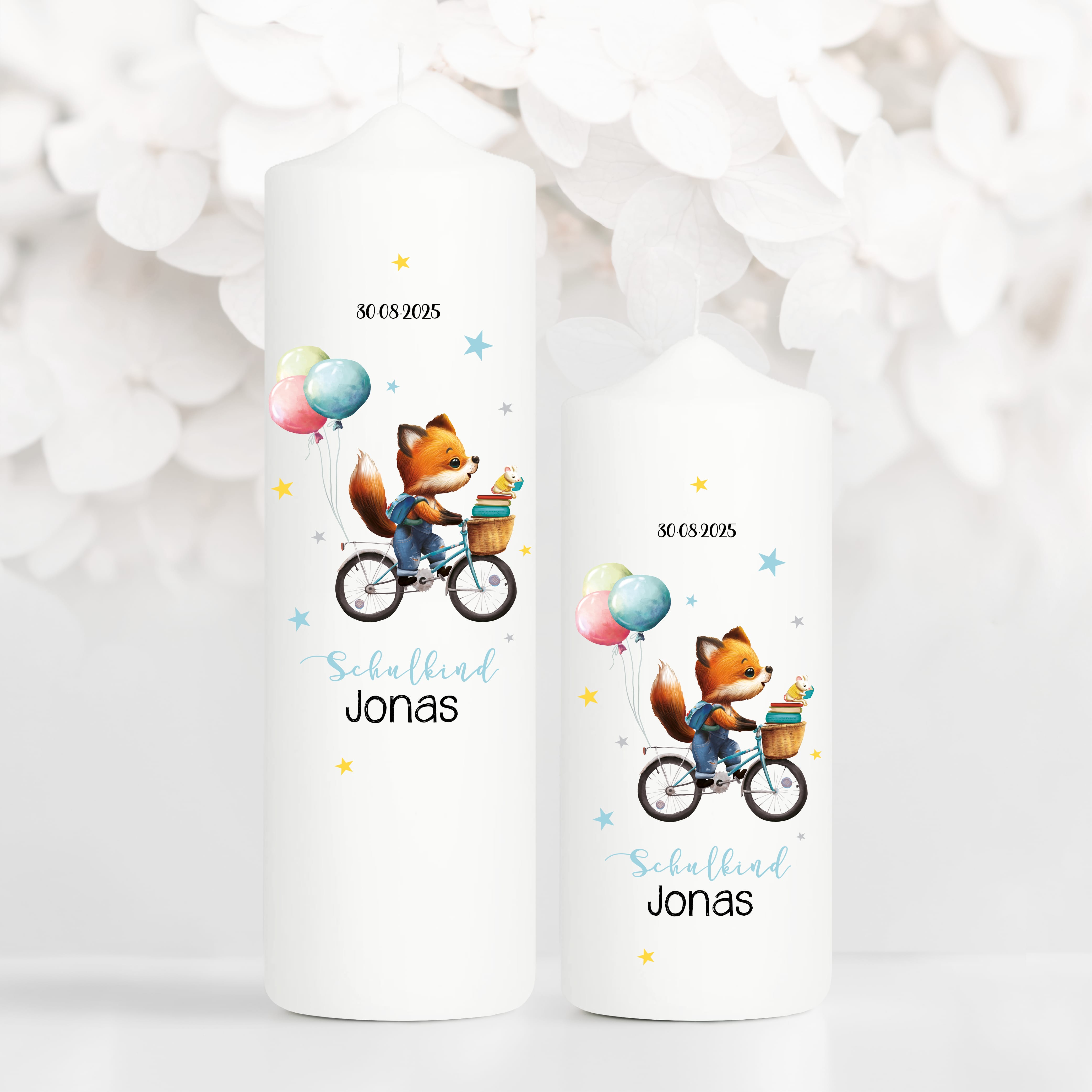 Auf dem Bild ist das Produkt: Kerze zur Einschulung für Jungen Fuchs auf Fahrrad mit Luftballons personalisiert mit Namen und Datum zum Preis von €5.9 abgebildet.